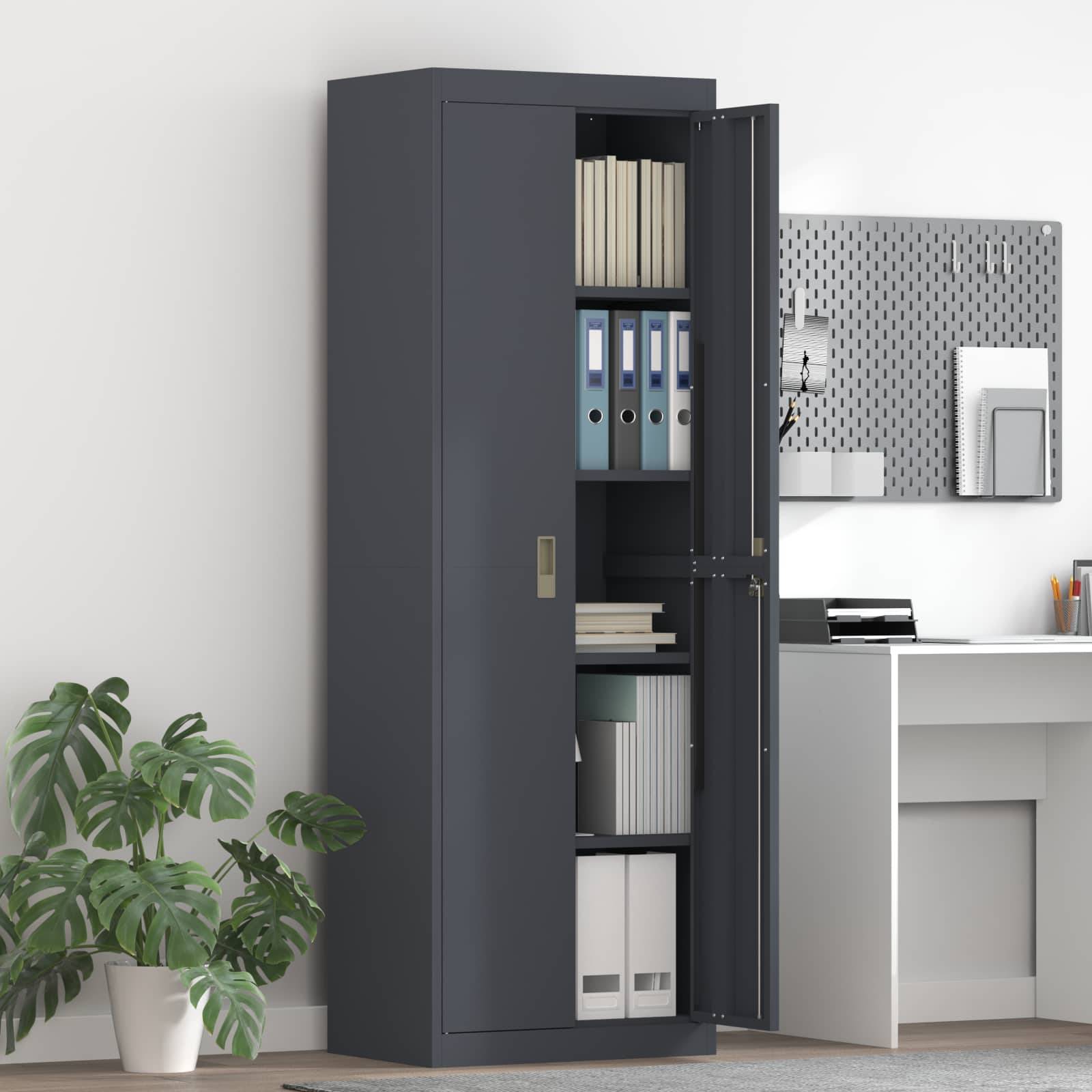 Ein grauer Aktenschrank mit geöffneter Tür gibt Ordner und Dokumente im Inneren preis. In der Nähe steht ein weißer Schreibtisch mit Papieren und einem Laptop, und eine Topfpflanze komplettiert die Szene.