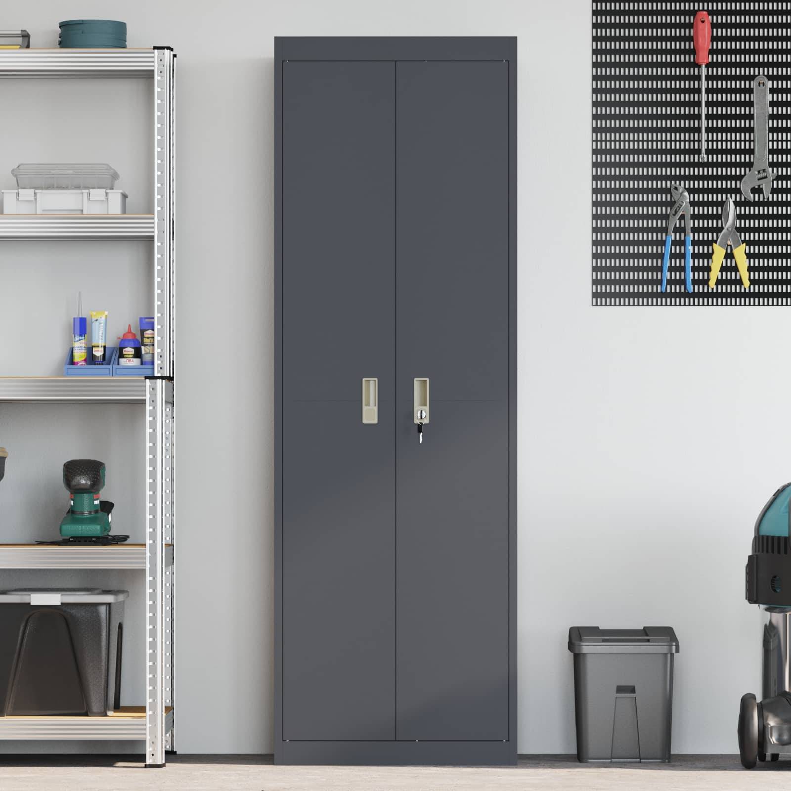 Eine ordentlich organisierte Garage mit einem hohen grauen Lagerschrank, wandmontierten Werkzeugen, Regalen mit Kartons und einer Werkbank in der Ecke.