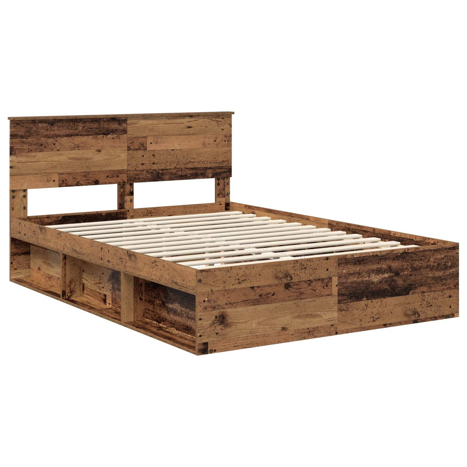 Ein Holzbettgestell mit rustikaler Oberfläche, ausgestattet mit einem Lattenrost-Kopfteil und Stauraummöglichkeiten darunter, aus einem Winkel betrachtet.