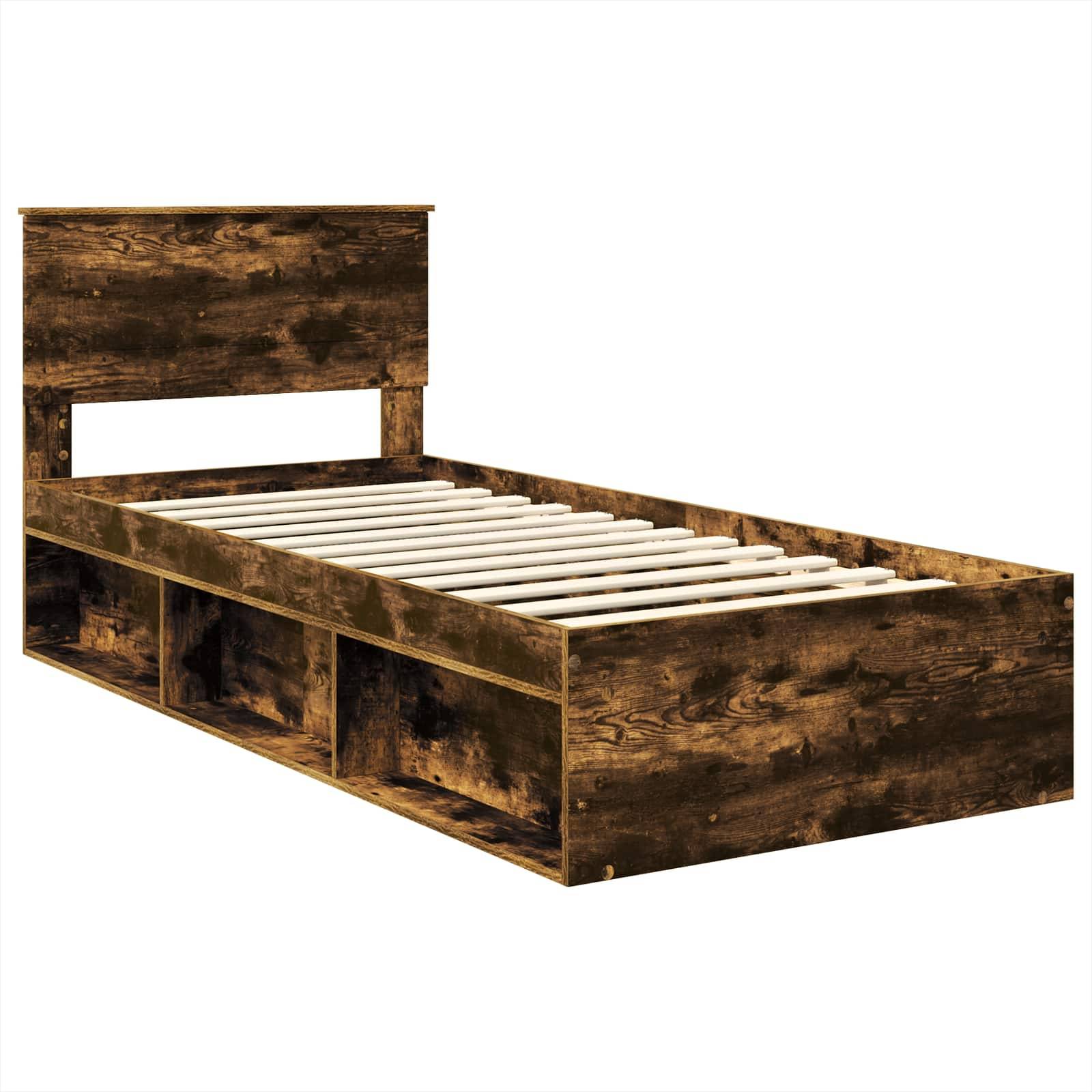 Ein Holz-Einzelbettgestell mit rustikaler Oberfläche, ausgestattet mit einem Kopfteil und drei offenen Stauraumbereichen darunter.