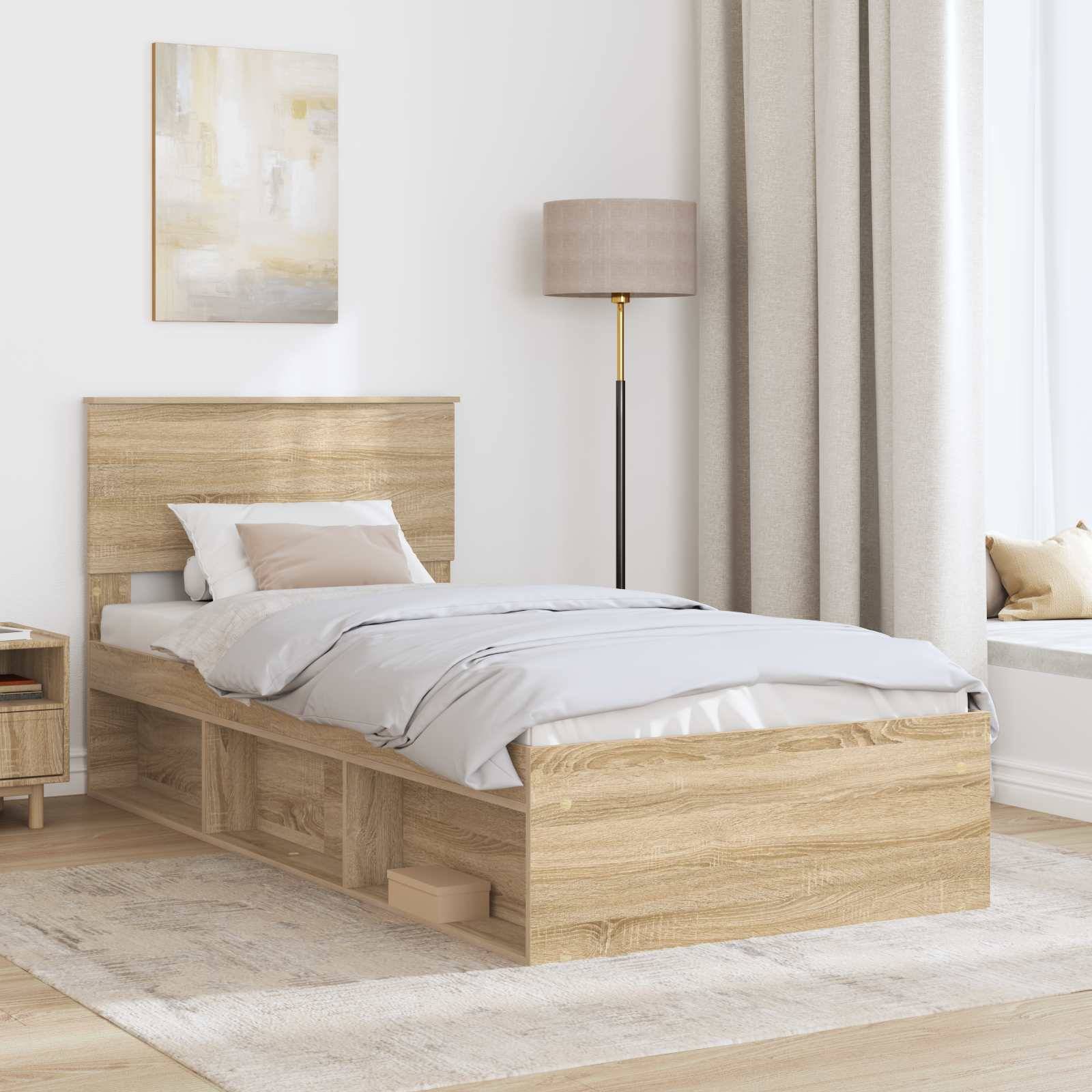 Ein minimalistisches Schlafzimmer mit einem Holzbett mit integrierten Schubladen, einem passenden Nachttisch, einer Stehlampe und einer Fensterbank mit natürlichem Licht.