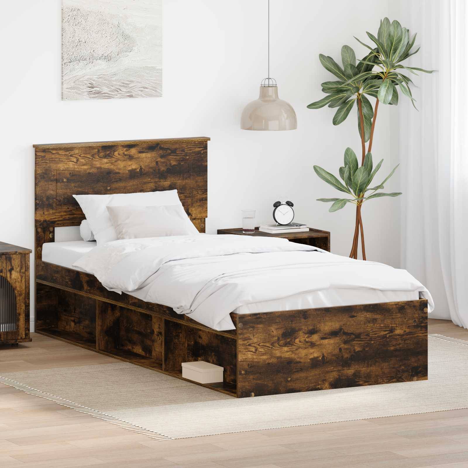 Ein gemütliches Schlafzimmer zeigt einen Holzbettrahmen mit weißer Bettwäsche, einen Nachttisch mit einer Lampe und einer Uhr sowie eine große Pflanze auf der rechten Seite.