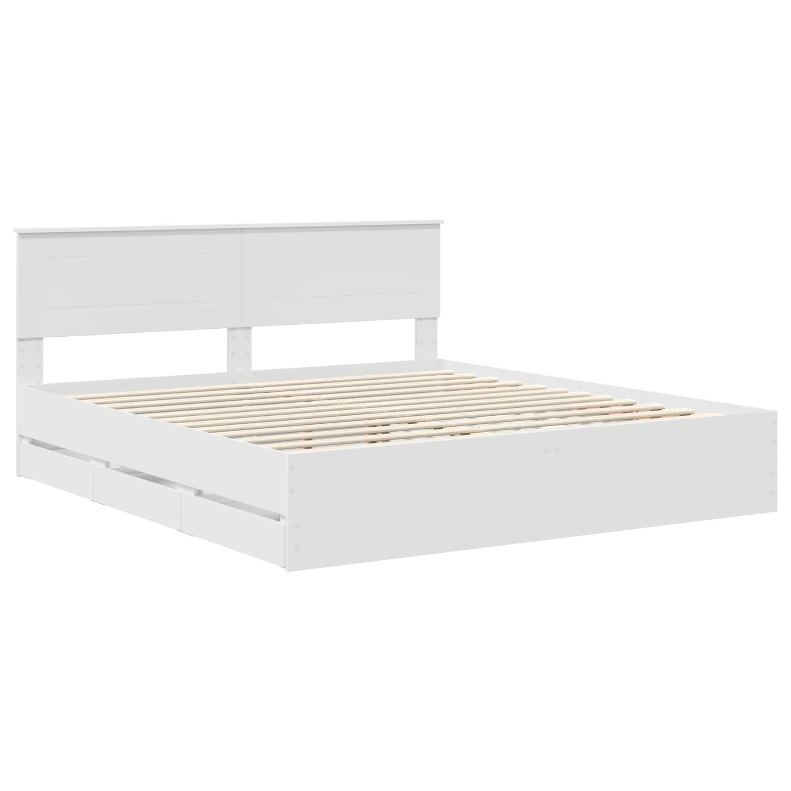Ein weißer Holzbettrahmen mit Lattenrost und zwei Staurageschubladen darunter. Er verfügt über ein schlichtes Kopfteil-Design.