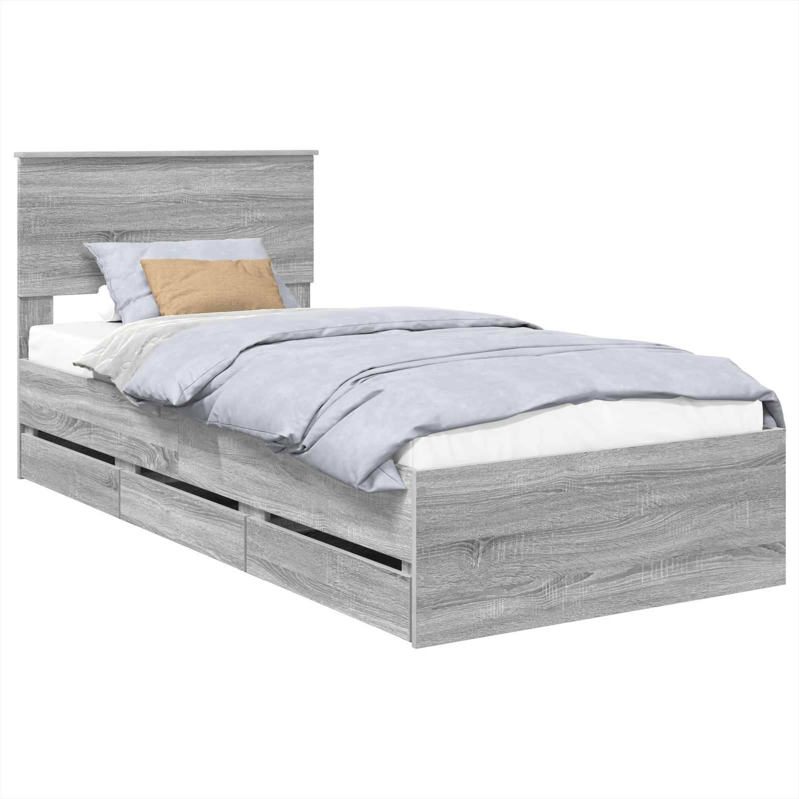 Ein Bettgestell aus grauem Holz mit hohem Kopfteil, ausgestattet mit hellblauen Bettwäsche und dekorativen Kissen, mit Staurageschubladen darunter.