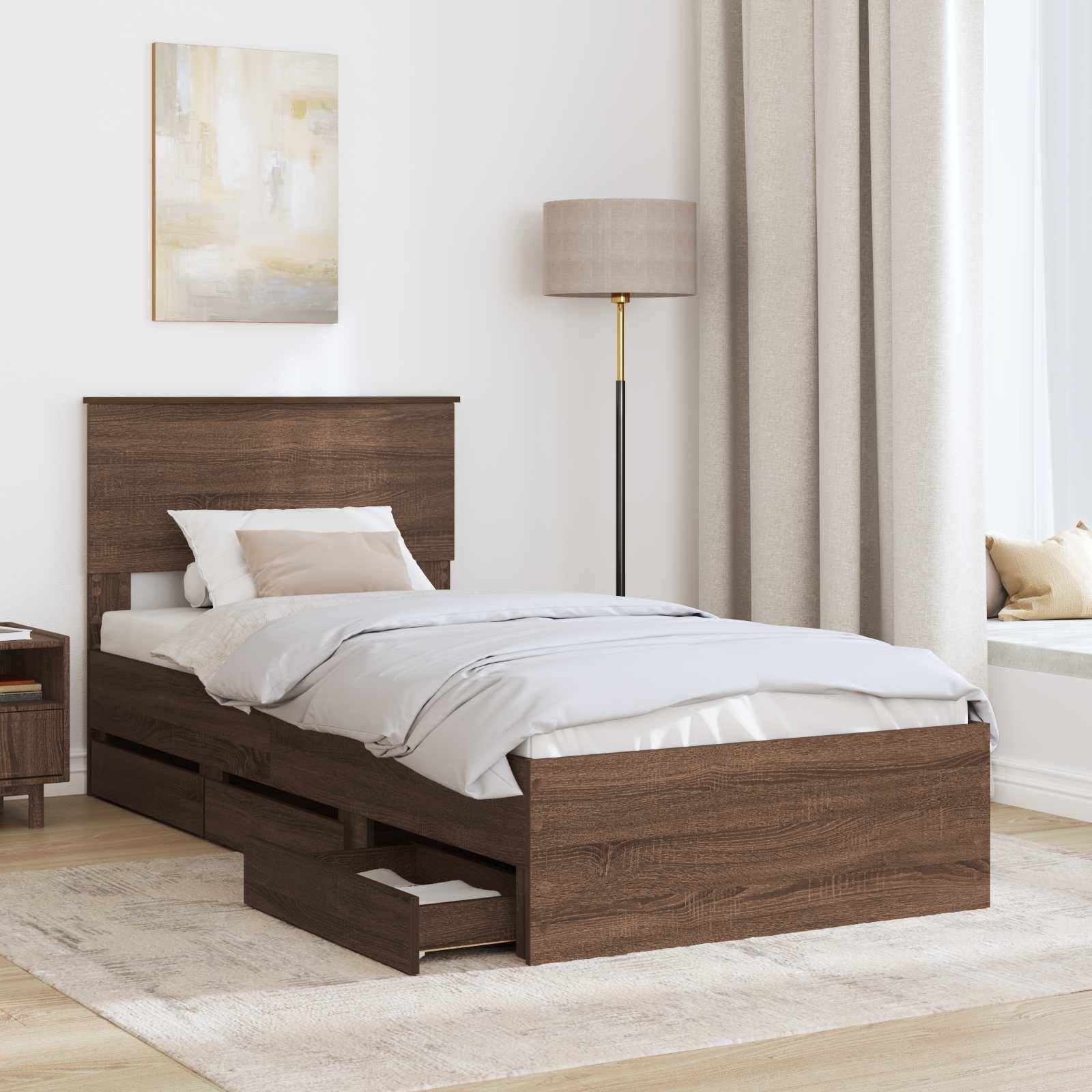 Ein gemütliches Schlafzimmer zeigt ein Holzbett mit eingebauten Schubladen, weiße Bettwäsche, einen passenden Nachttisch, eine hohe Lampe und ein Gemälde an der Wand.