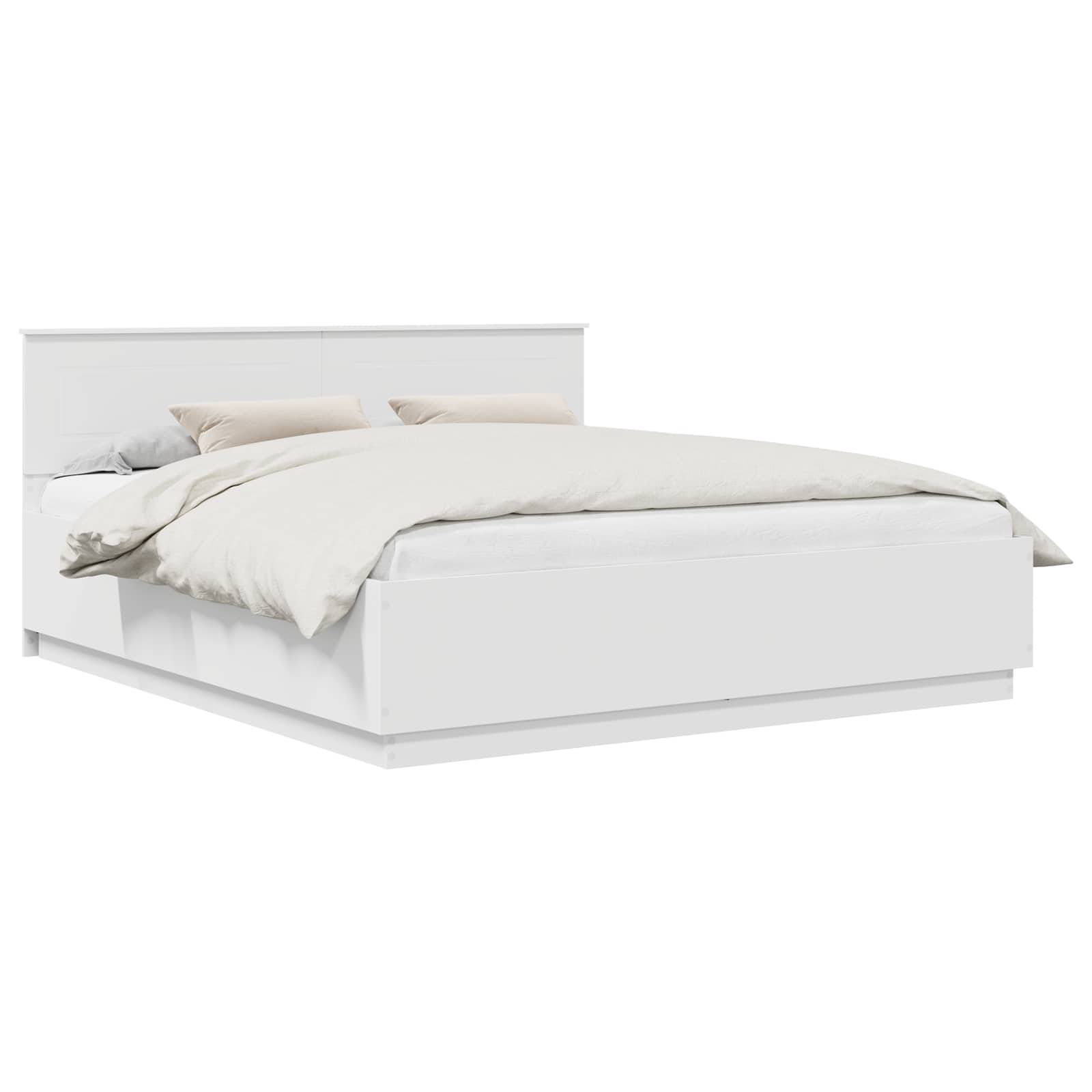 Weißes Bett mit hohem Kopfteil, heller Bettwäsche und mehreren Kissen, im minimalistischen Stil präsentiert.