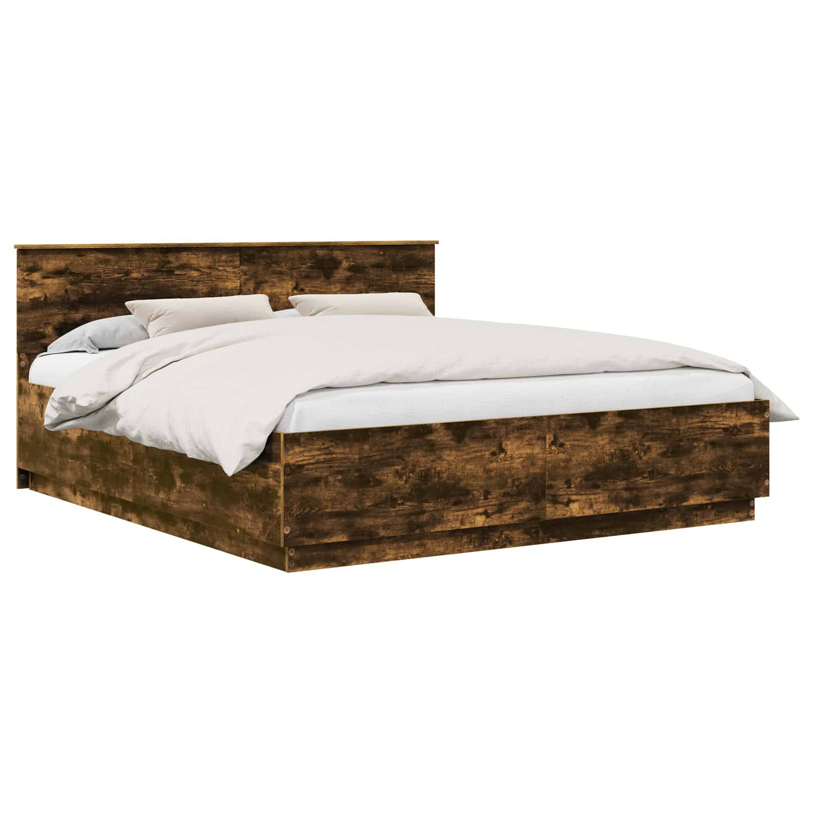 Holzbett mit einem einfachen Kopfteil, ohne Fußteil, und weißer Bettwäsche. Das Design ist minimalistisch mit einer rustikalen Oberfläche.
