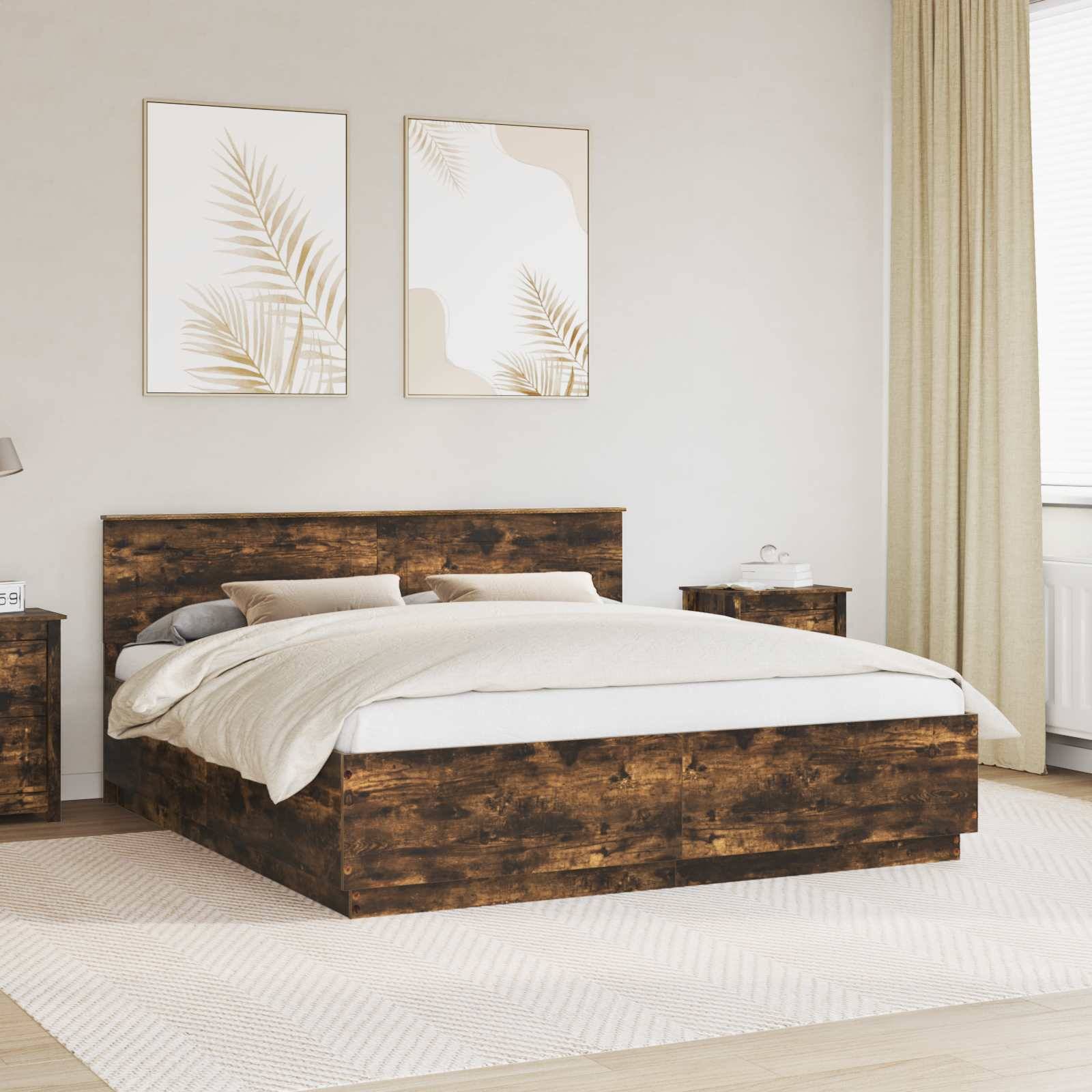 Ein modernes Schlafzimmer mit einem Holzbett, weißer Bettwäsche, einem Nachttisch mit einer Uhr und zwei botanischen Kunstwerken an der Wand über dem Bett.