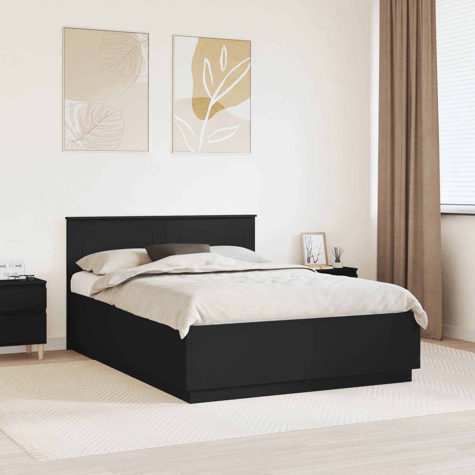 Ein minimalistisches Schlafzimmer verfügt über ein schwarzes Bett mit heller Bettwäsche, zwei abstrakte Gemälde darüber und einen Nachttisch mit Deko.