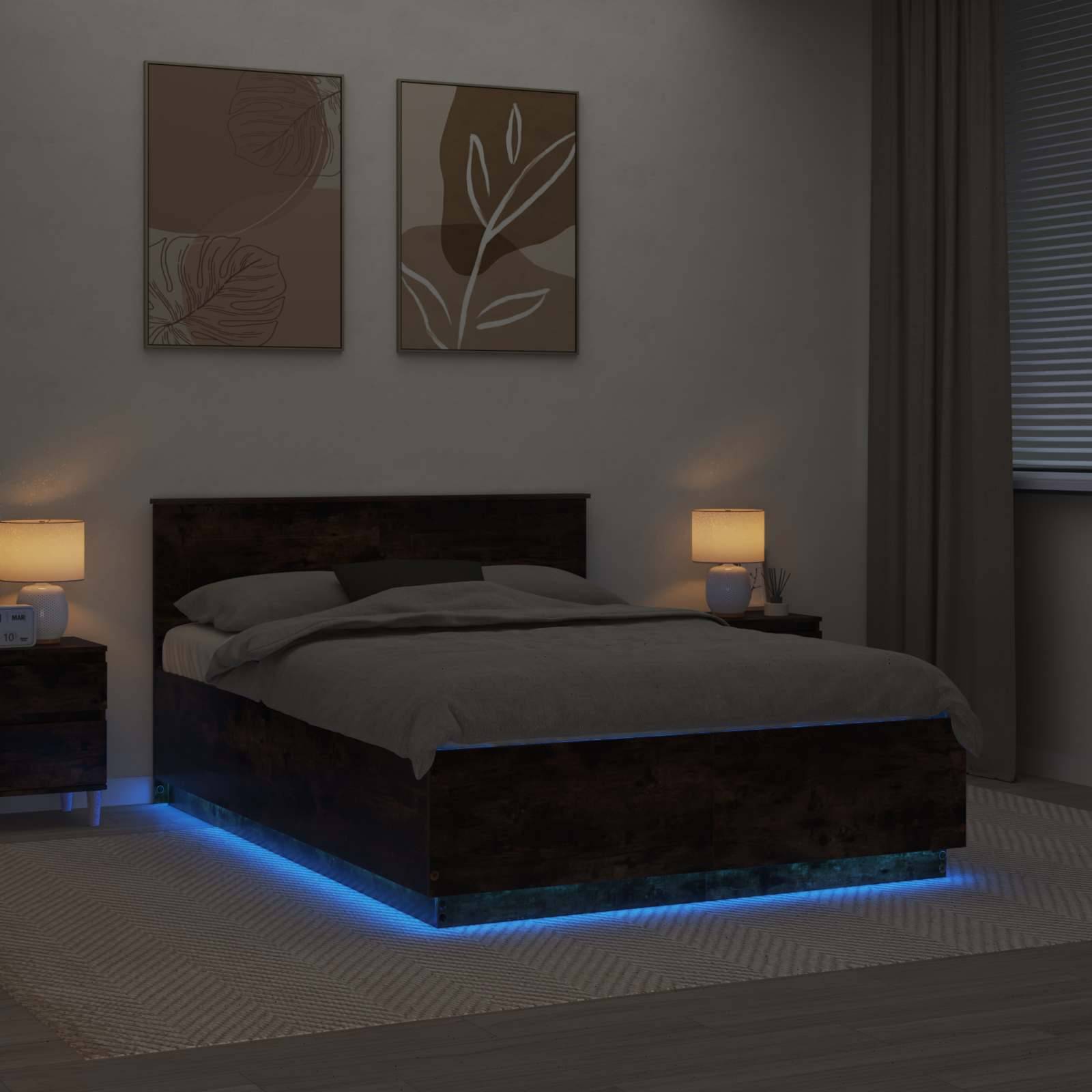 Ein schwach beleuchtetes Schlafzimmer mit einem dunklen Holzbett, leuchtender Basis, zwei Nachttischen mit Lampen und abstrakten Kunstwerken an der Wand.