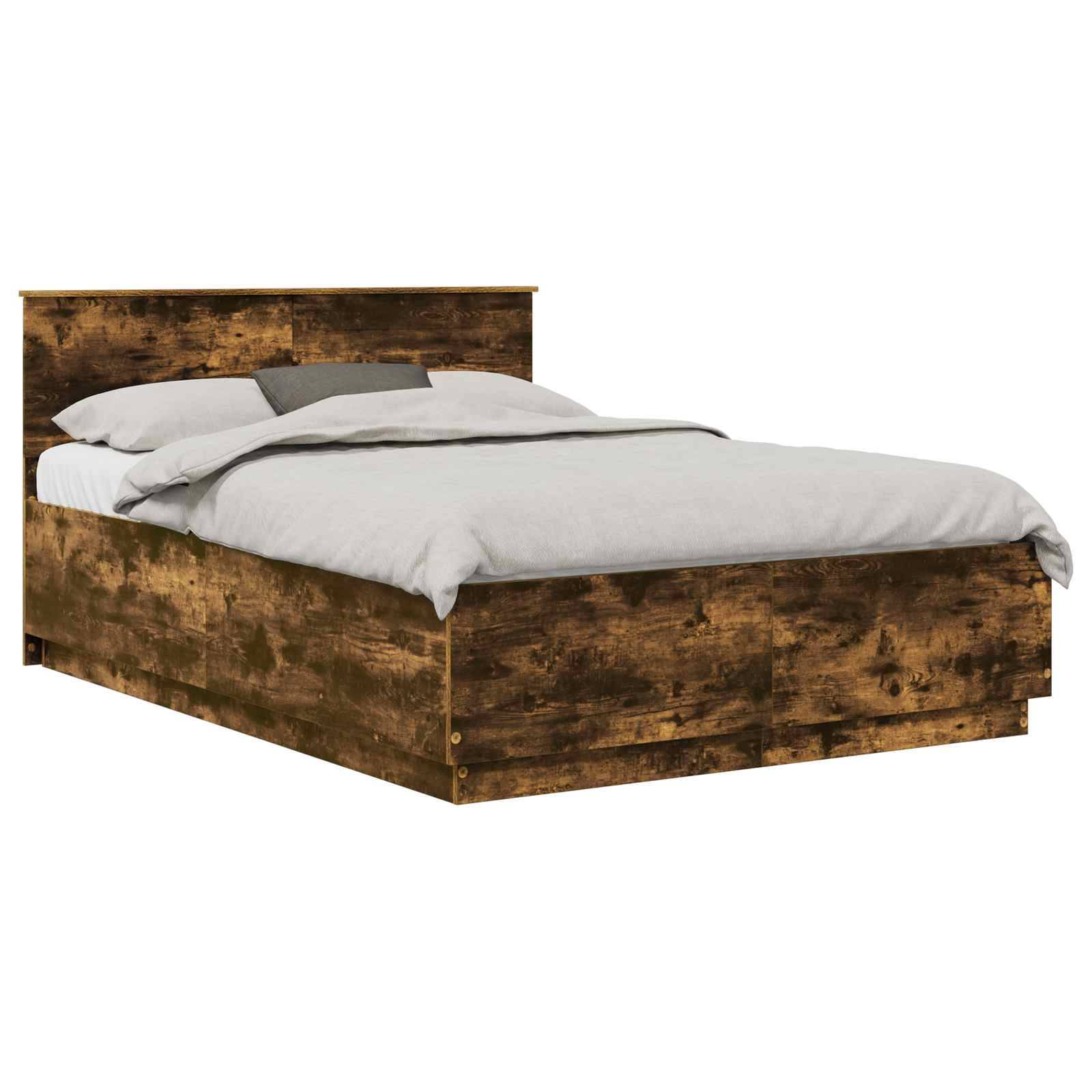 Ein Holzbettgestell mit dunklem, rustikalem Finish, das ein Kopfteil aufweist, und ein ordentlich gemachtes Bett mit heller Bettwäsche.
