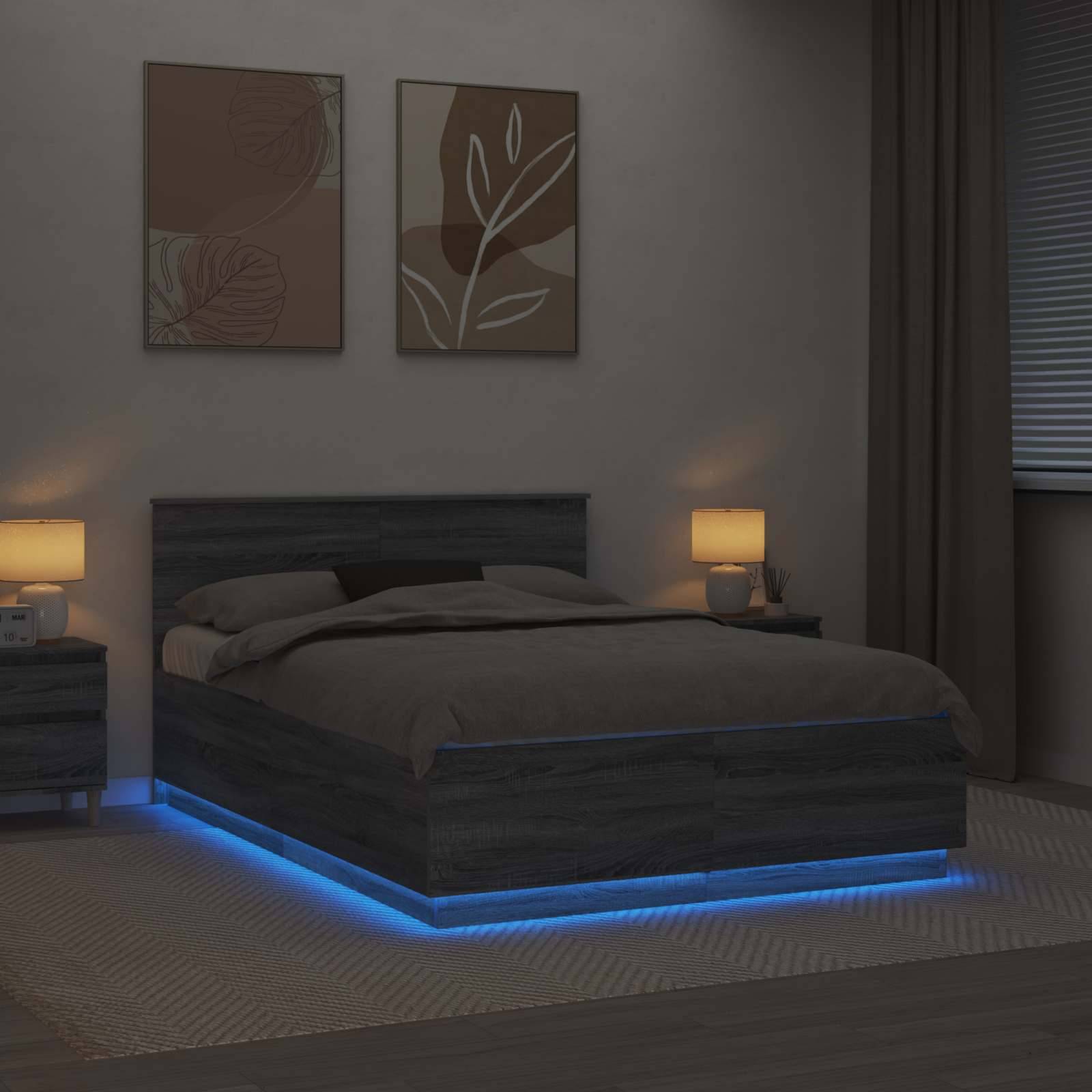 Ein modernes Schlafzimmer zeigt ein dunkles Holzbett mit blauer LED-Beleuchtung darunter, flankiert von zwei Nachttischen mit Lampen und abstrakten Kunstwerken an der Wand.
