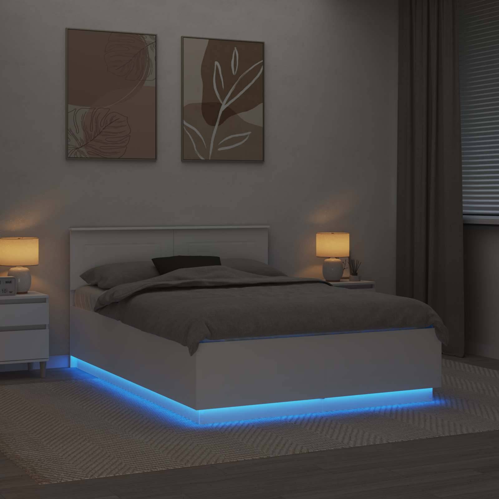 Ein modernes Schlafzimmer mit einem Doppelbett, das blaue LED-Beleuchtung darunter hat. Zwei Nachttische mit Lampen flankieren das Bett.