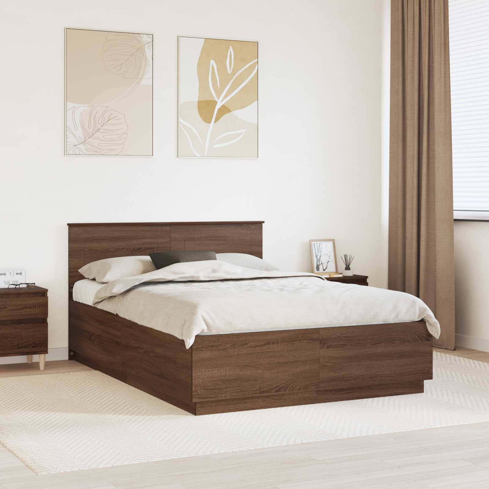Ein modernes Schlafzimmer mit einem Holz-Doppelbett, weißer Bettwäsche, einem Nachttisch, abstrakter Wandkunst und beigen Vorhängen. Neutrale Töne schaffen eine ruhige Atmosphäre.