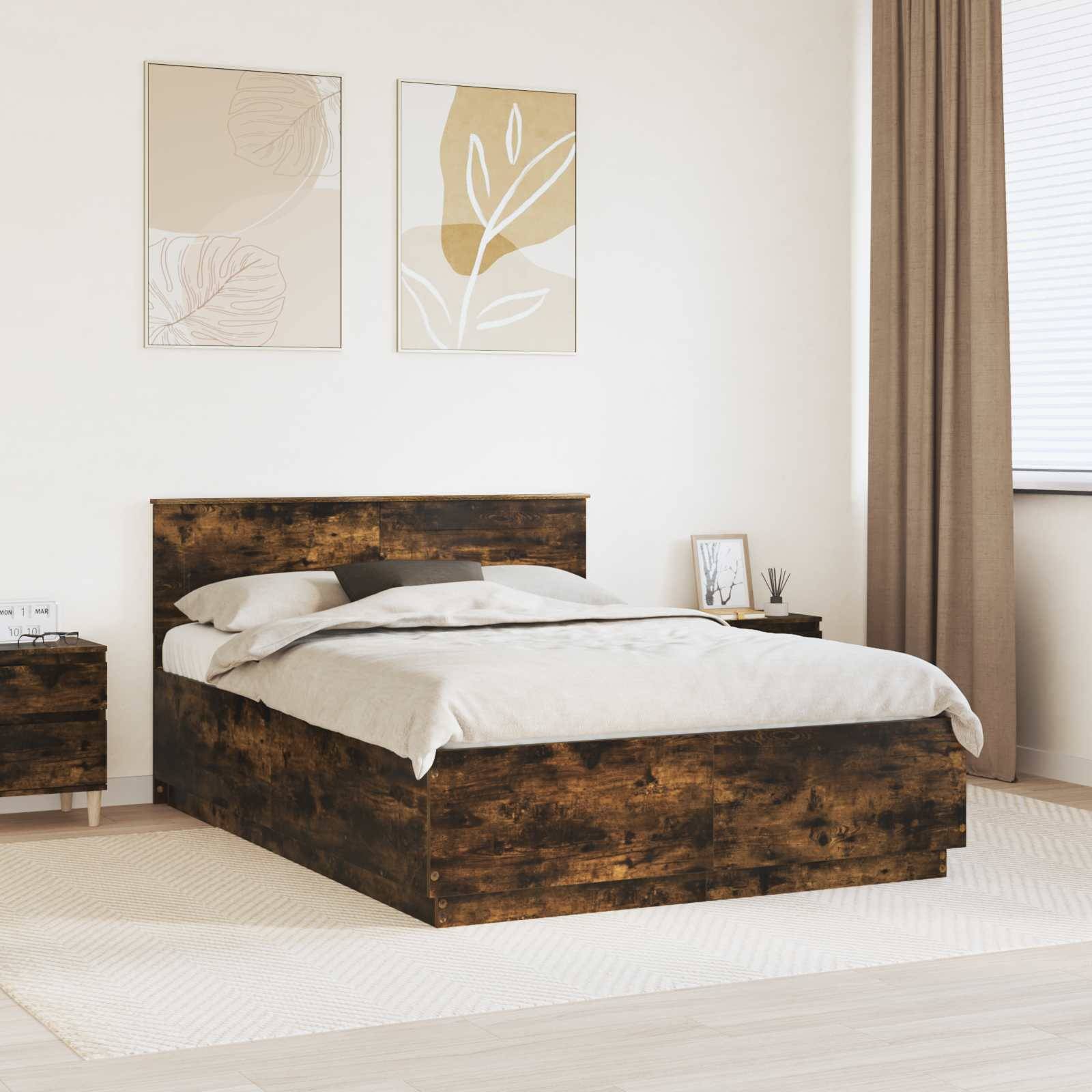 Ein minimalistisches Schlafzimmer zeigt ein Holzbett, weiße Bettwäsche, einen passenden Nachttisch, abstrakte Wandkunst und ein großes Fenster mit beigen Gardinen.