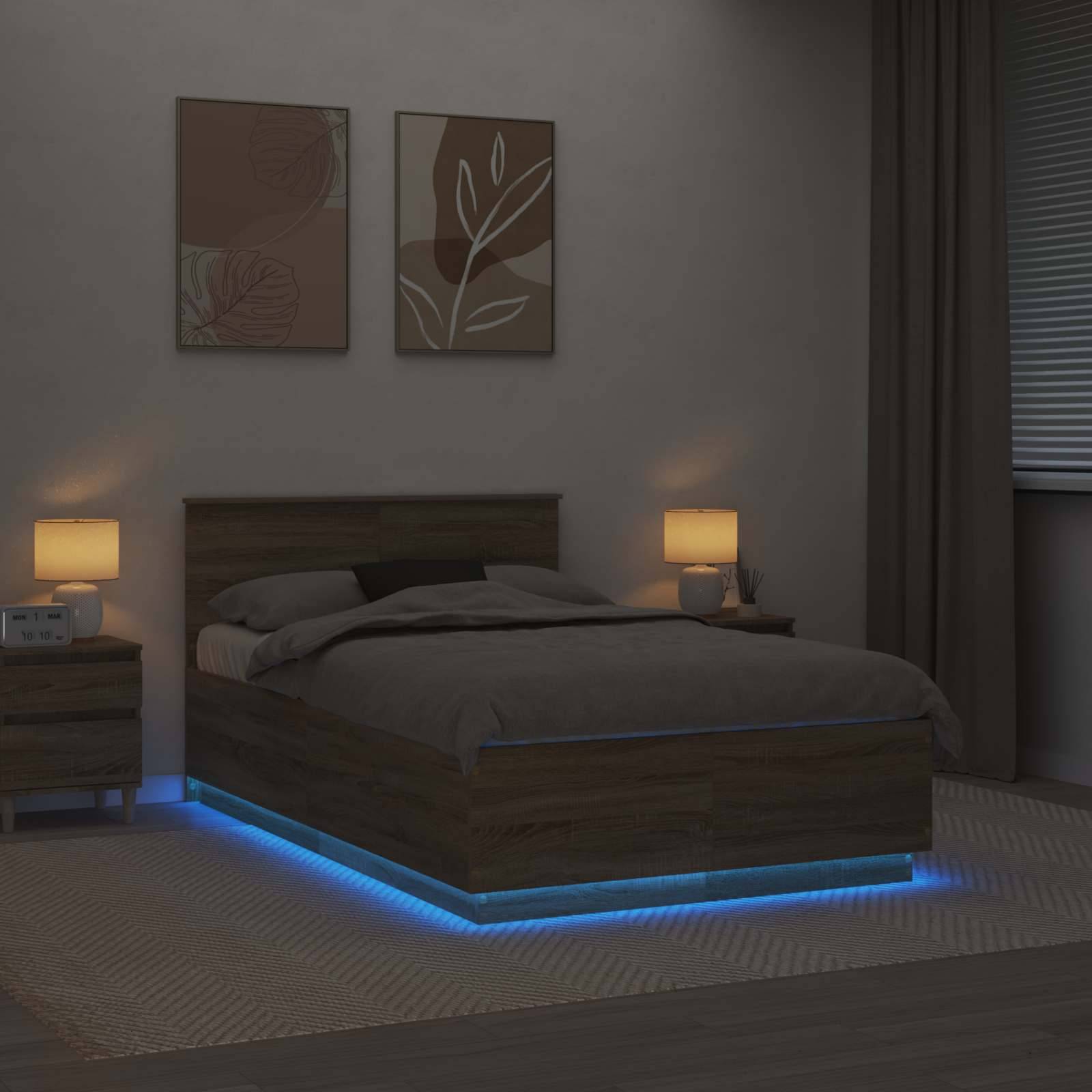 Ein modernes Schlafzimmer mit einem Holzbett, das blaue LED-Lichter darunter hat, zwei Nachttischen mit Lampen und zwei Wandkunstwerken über dem Bett.