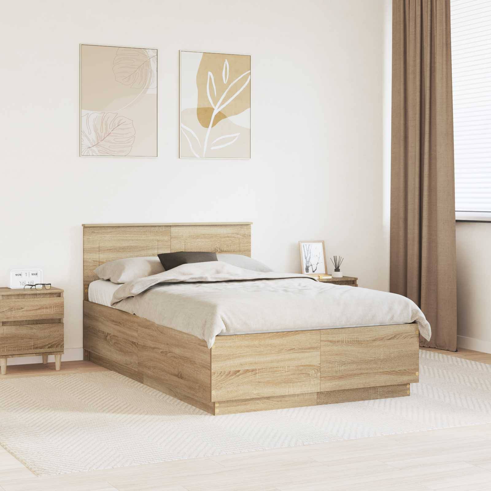 Ein minimalistisches Schlafzimmer mit einem Holzbett, passendem Nachttisch und beiger Bettwäsche. Zwei blattmotivierte Kunstwerke schmücken die Wand über dem Bett.
