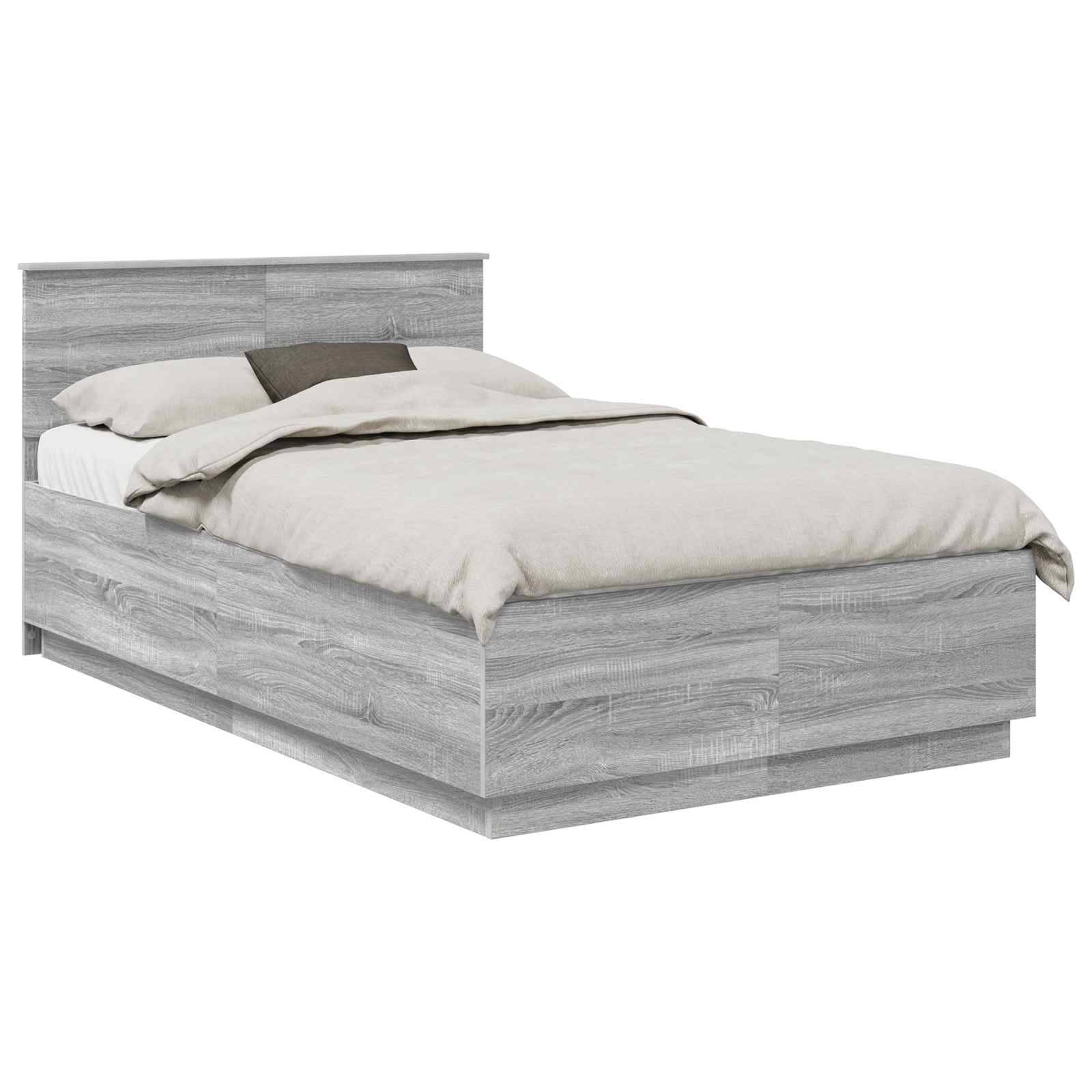 Ein grau gebeiztes Holzbett mit hohem Kopfteil, ordentlich bezogen mit beigefarbener Bettwäsche und einem schwarzen Kissen, vor einem weißen Hintergrund.