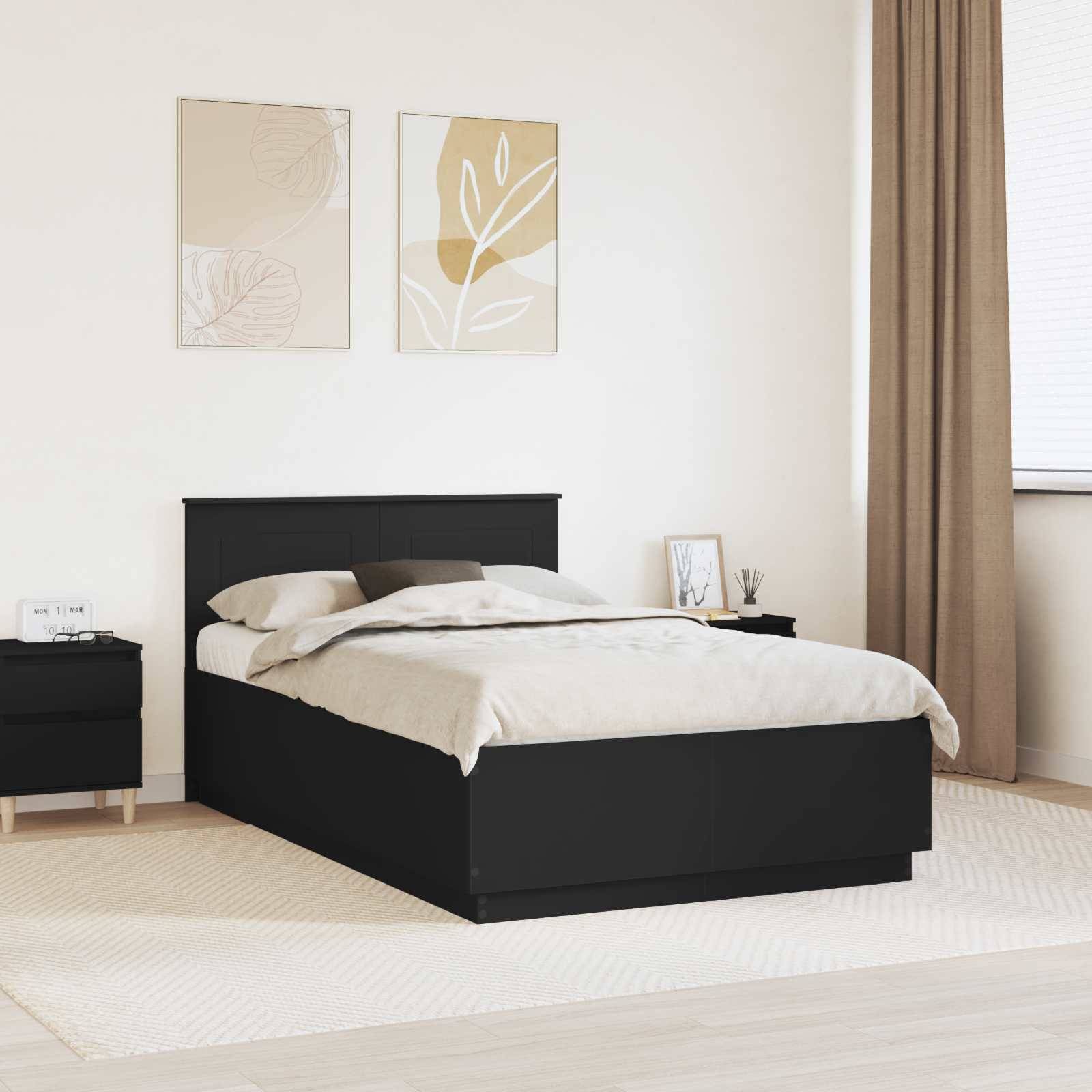 Ein modernes Schlafzimmer mit einem schwarzen Bettgestell und beigefarbener Bettwäsche, ein Nachttisch mit Dekoration, helle Wände und zwei abstrakte Blattkunstwerke über dem Bett.