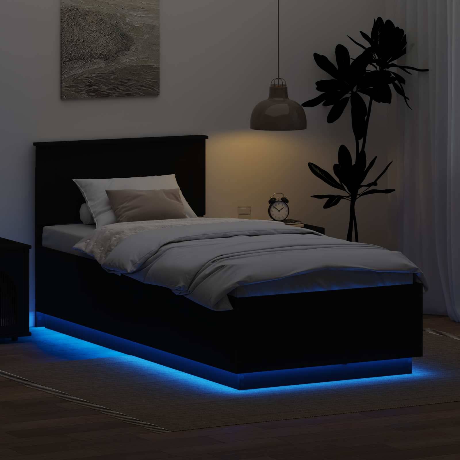Ein gemütliches Schlafzimmer mit einem Einzelbett, beleuchtet von blauen LED-Leuchten darunter. Eine Lampe und eine Pflanze sorgen für warmes, stimmungsvolles Licht.