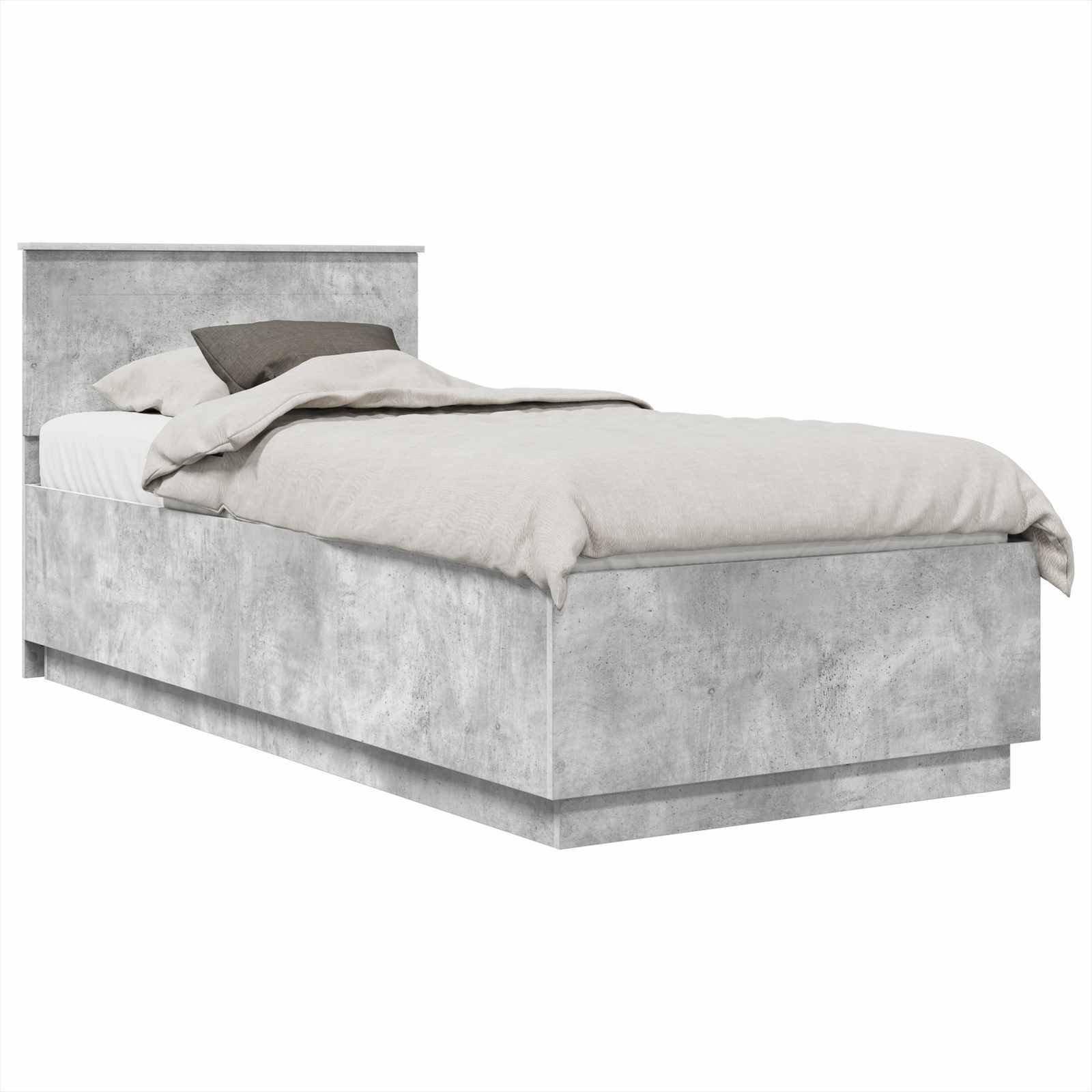 Ein modernes Einzelbettgestell in hellgrauer Betonoptik mit passendem Kopfteil. Das Bett ist mit beigefarbener Bettwäsche und einem braunen Kissen bezogen.