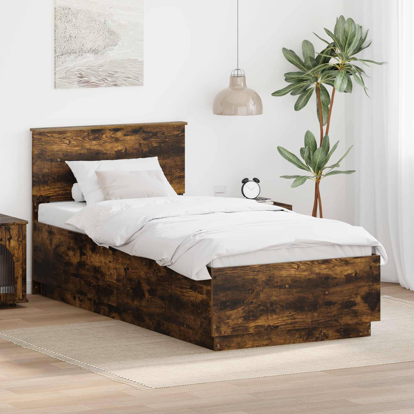 Ein modernes Schlafzimmer präsentiert ein Holzbett mit weißer Bettwäsche, einen passenden Nachttisch, eine Zimmerpflanze und minimalistische Dekoration, die eine gemütliche Atmosphäre schafft.