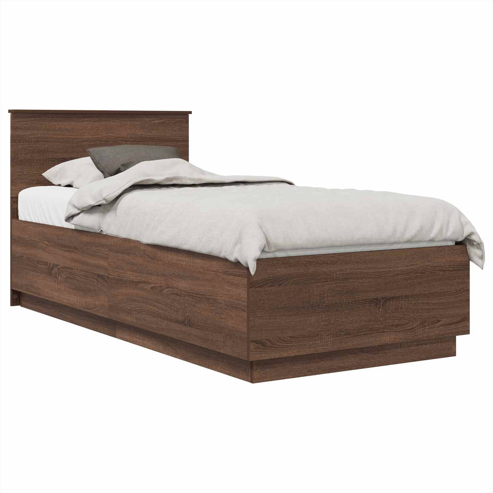 Ein Holz-Einzelbett mit hohem Kopfteil und einem grauen Kissen, teilweise bedeckt von einer weißen Decke.