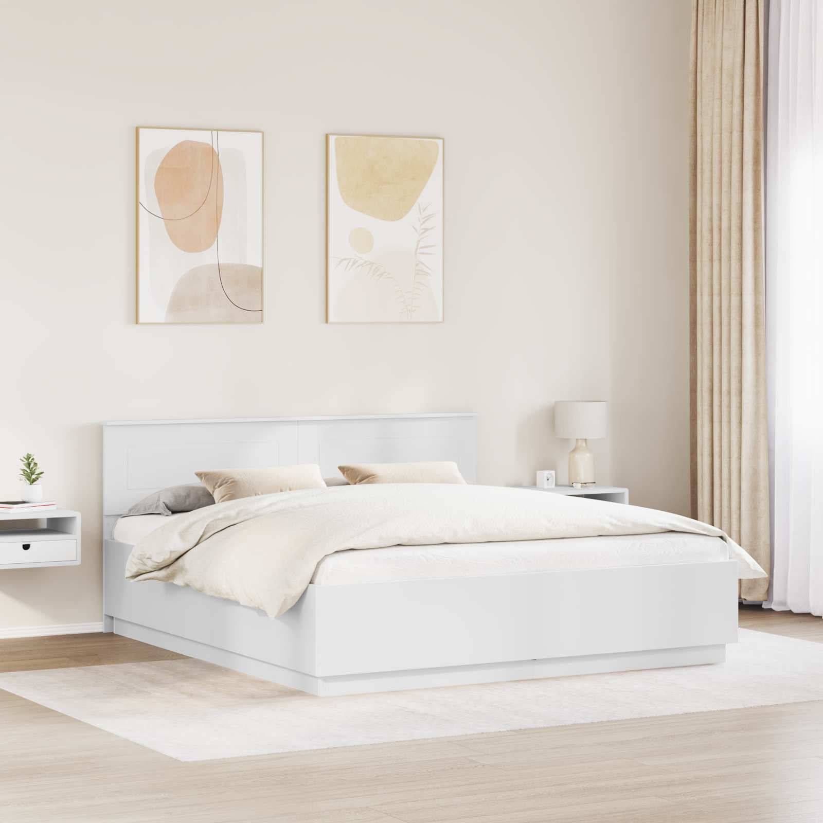 Ein modernes Schlafzimmer mit einem ordentlich gemachten Bett, hellbeiger Bettwäsche, zwei abstrakten Wandkunstwerken, einem minimalistischen Nachttisch und einer kleinen Pflanze.