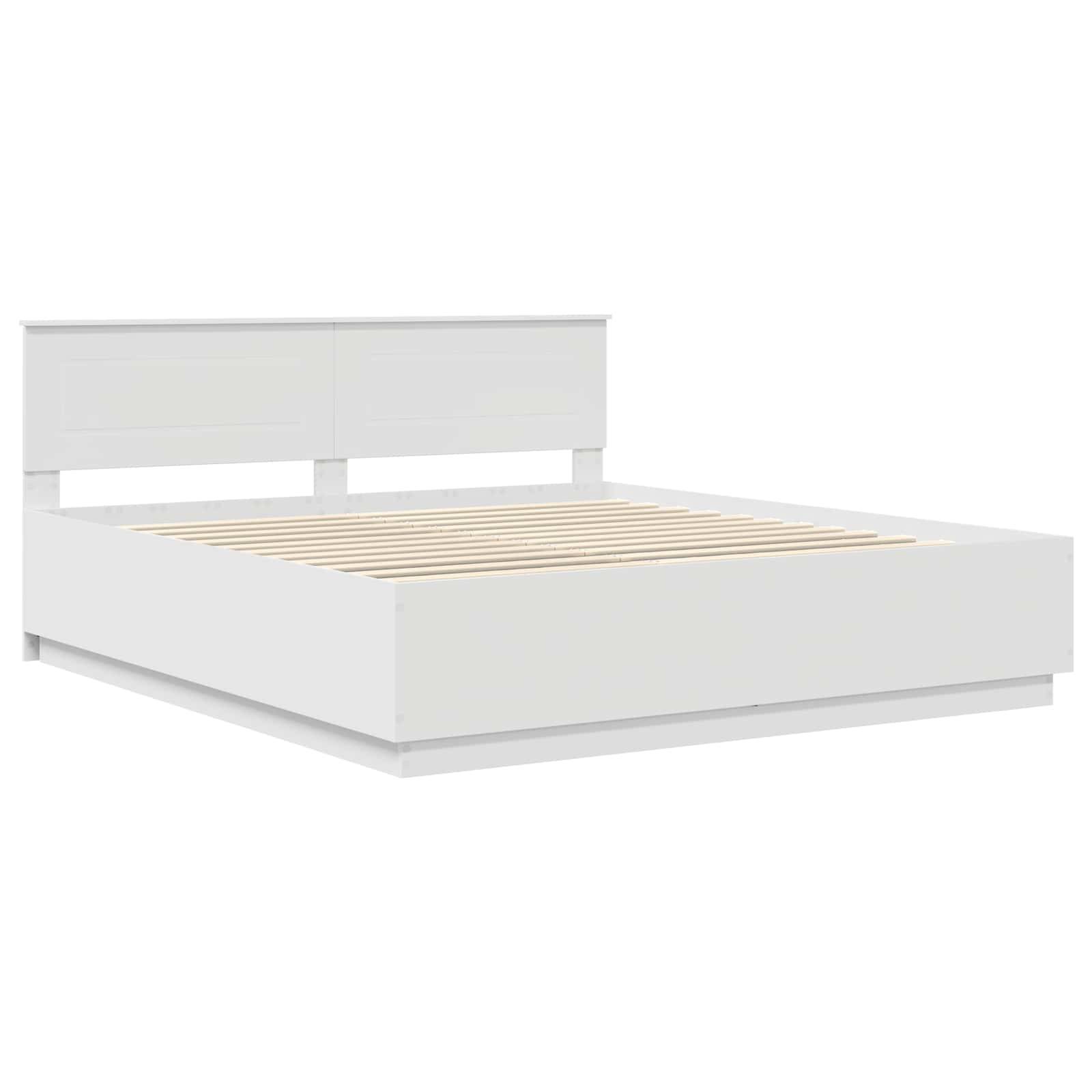 Weißer Holzbettrahmen mit hohem Kopfteil und Stauraumbasis. Die Latten sind sichtbar, aber die Matratze ist nicht vorhanden.