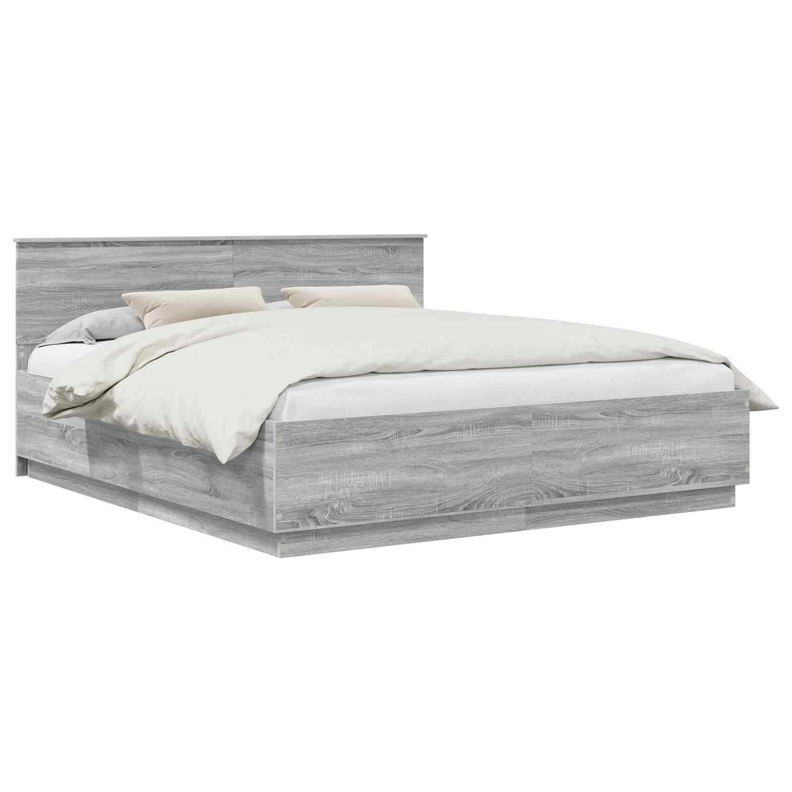 Ein modernes, minimalistisches Bett aus grauem Holz mit einem großen Kopfteil, weißer Bettwäsche und Kissen, das in einem neutral gehaltenen Raum steht.