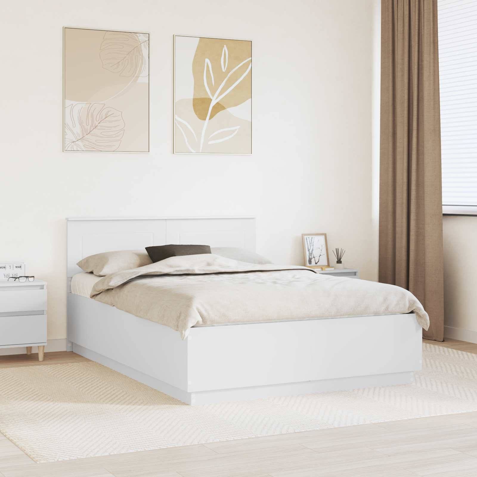 Ein minimalistisches Schlafzimmer mit einem weißen Bett, beigefarbener Bettwäsche, einem Nachttisch mit einer Lampe, abstrakter Wandkunst und einem großen Fenster mit braunen Vorhängen.