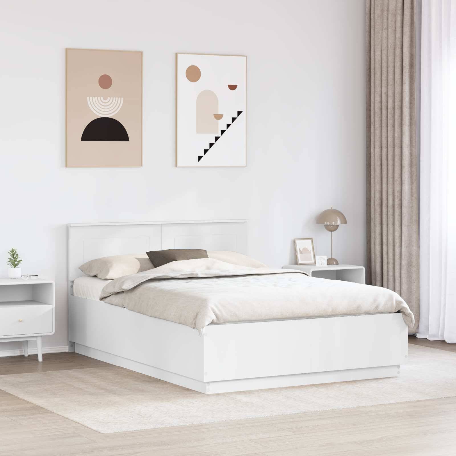 Modernes Schlafzimmer mit einem weißen Bett, beigefarbener Bettwäsche, zwei Kunstwerken an der Wand, einem Nachttisch mit einer Lampe und neutralen Vorhängen bei natürlichem Licht.
