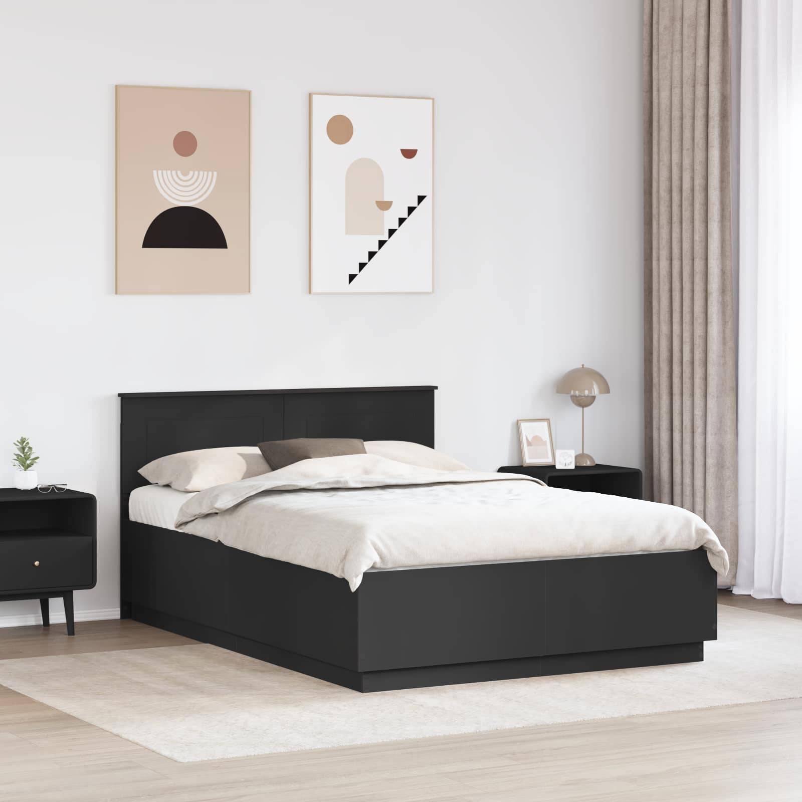 Ein modernes Schlafzimmer zeigt ein dunkles Bett mit beiger Bettwäsche, zwei abstrakte Kunstwerke darüber und einen Nachttisch mit Deko neben Gardinen.