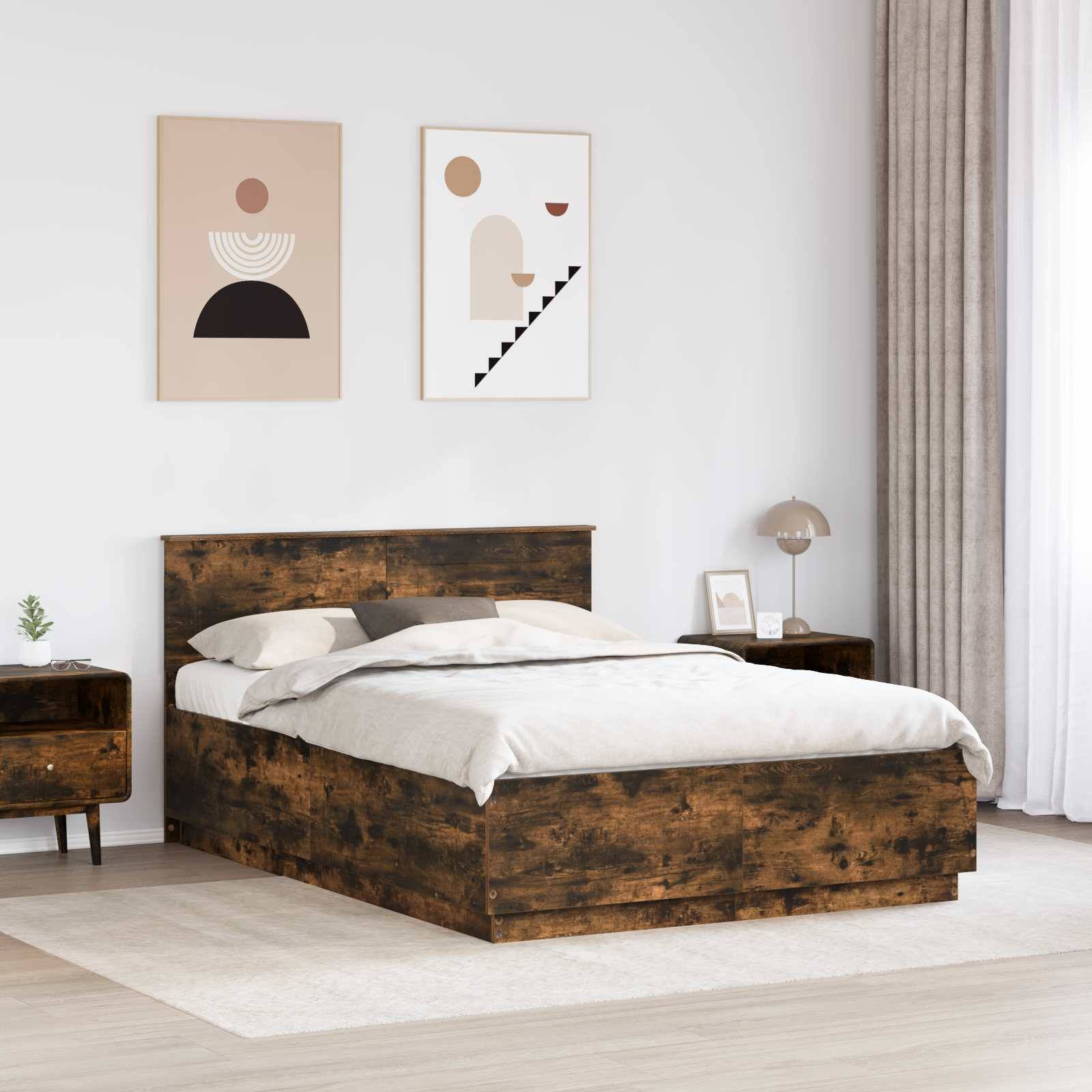 Ein modernes Schlafzimmer präsentiert ein rustikales Holzbett mit neutraler Bettwäsche, passenden Nachttischen, Lampen und abstrakter Kunst an den Wänden.