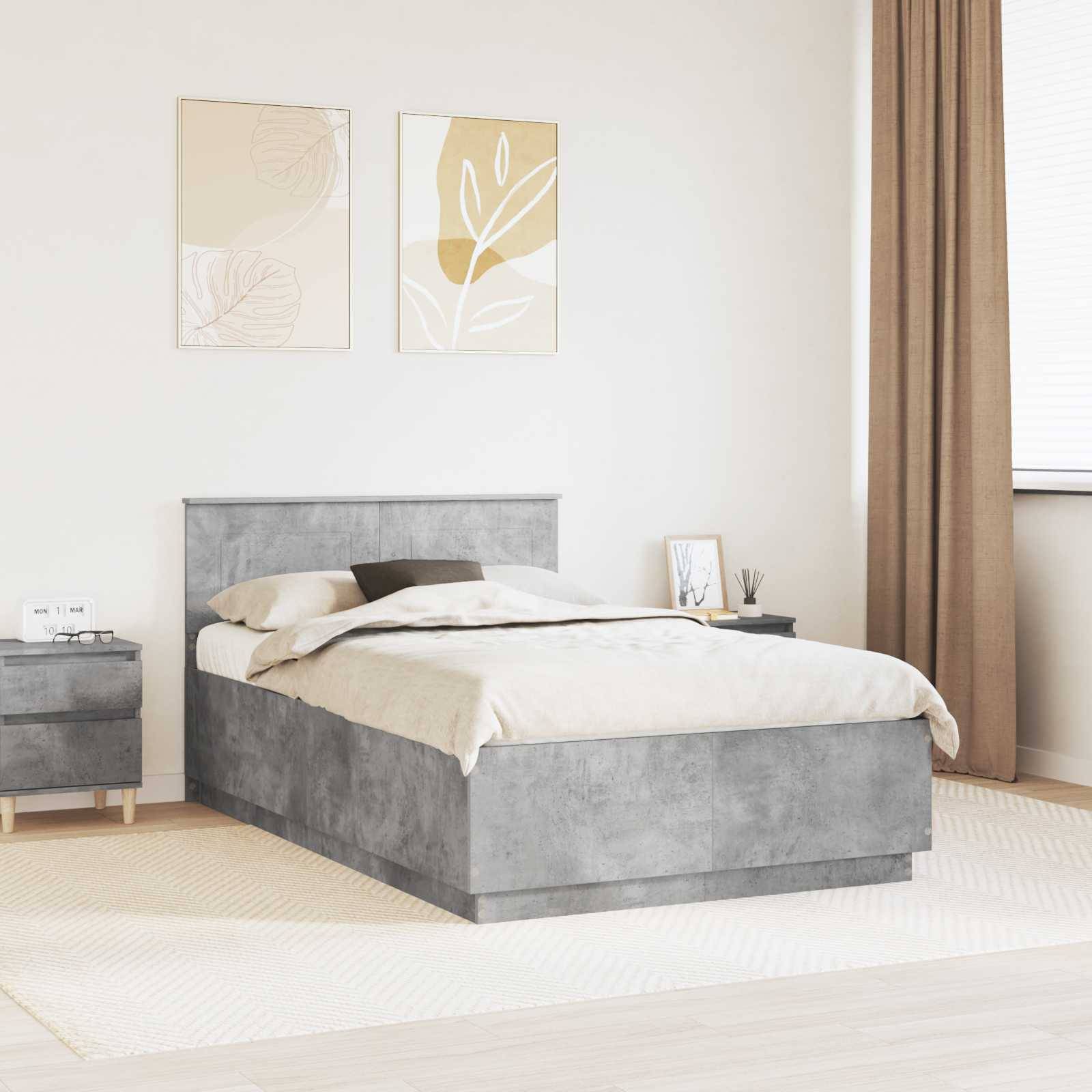 Modernes Schlafzimmer mit einem grau gepolsterten Bett, beigefarbener Bettwäsche, Nachttischen, Wandkunst und bodenlangen Vorhängen in einem hellen, minimalistischen Raum.