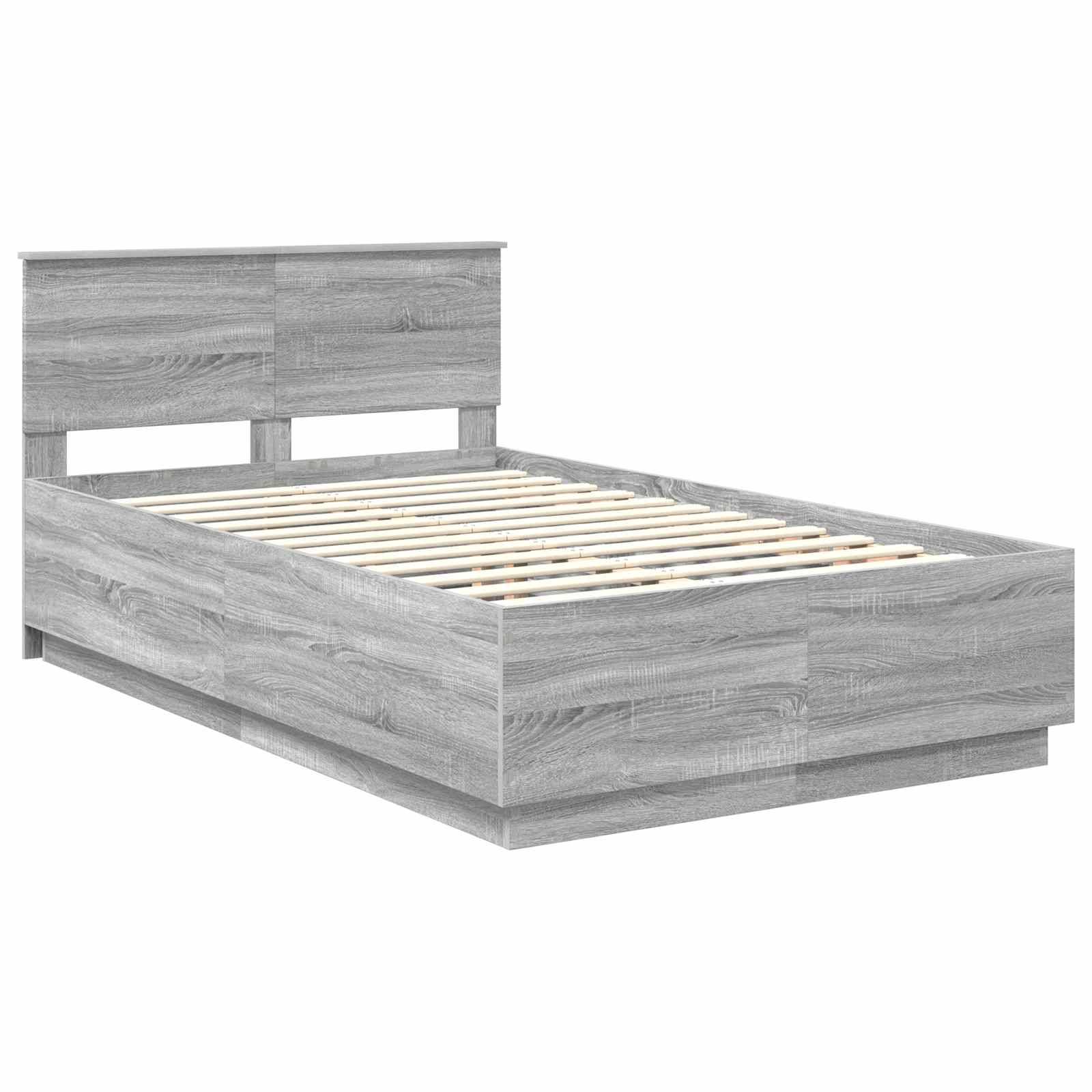 Ein grauer Holzbettrahmen mit Latten-Unterboden und profiliertem Kopfteil, geeignet für eine Matratze, vor einem weißen Hintergrund.