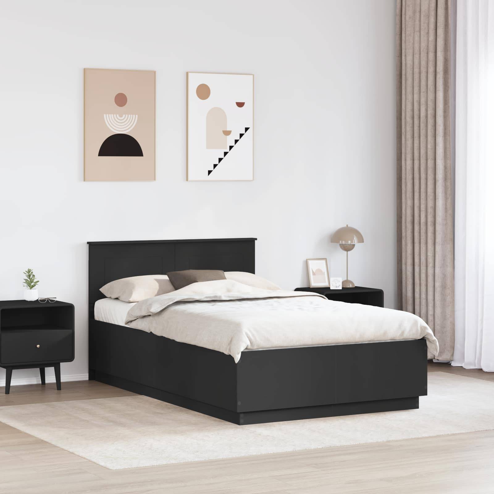 Minimalistisches Schlafzimmer mit einem Bett, schwarzem Kopfteil, zwei Nachttischen, abstrakter Wandkunst, einer kleinen Pflanze und einer Lampe auf einem Nachttisch.