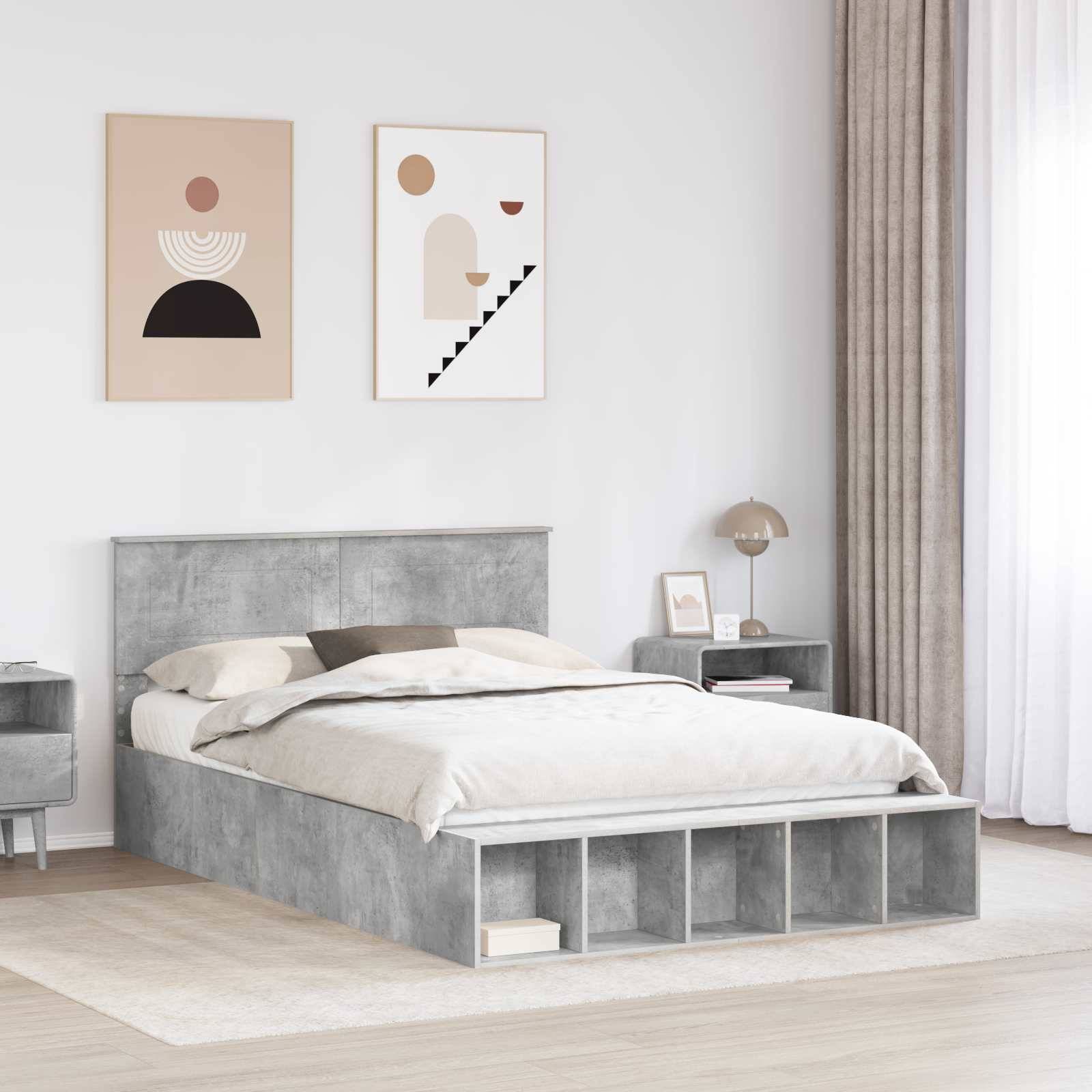 Ein modernes Schlafzimmer mit einem grau bezogenen Bett, hellgefärbter Bettwäsche und minimaler Wanddekoration. Eine Lampe und ein kleiner Tisch stehen neben dem Bett.