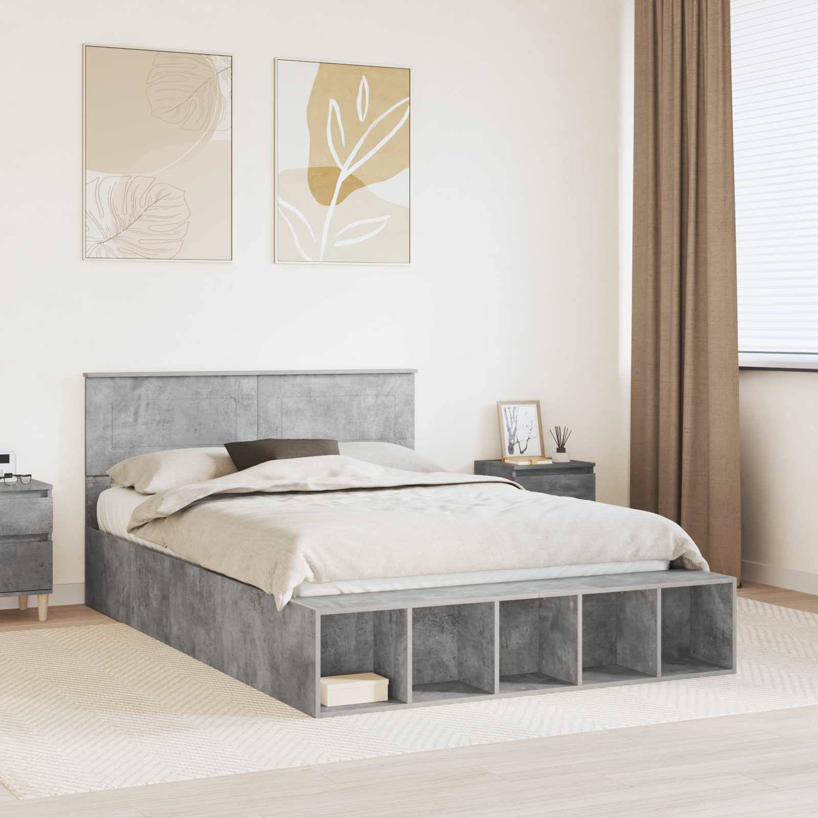 Ein modernes Schlafzimmer mit einem grauen Bettgestell, beigefarbener Bettwäsche und zwei abstrakten Wanddrucken. Ein Fenster mit braunen Vorhängen lässt natürliches Licht herein.