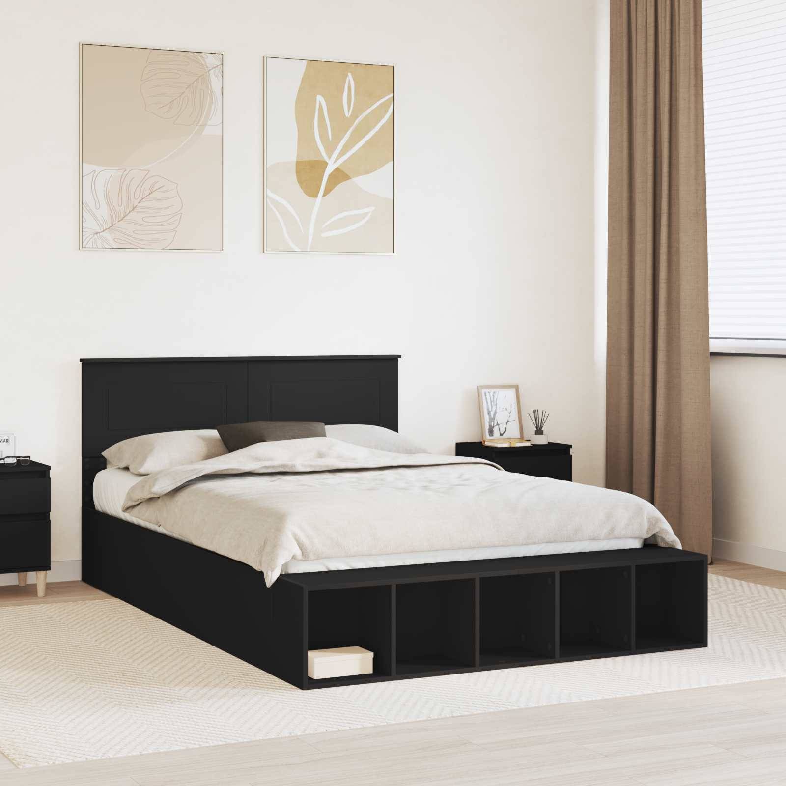 Ein modernes Schlafzimmer zeigt ein schwarzes Bett mit beigefarbener Bettwäsche, zwei passende Nachttische, abstrakte Kunstwerke an der Wand und ein Fenster mit Gardinen.