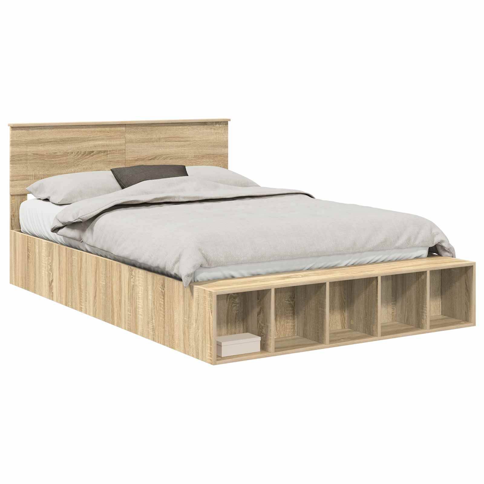 Ein Holzbettgestell mit Kopfteil, das integrierte Stauraummöglichkeiten am Fußende aufweist. Es ist mit weißer und beige farbener Bettwäsche bezogen.