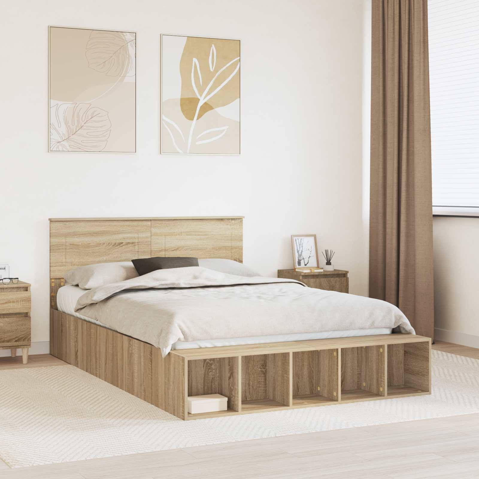 Ein minimalistisches Schlafzimmer mit einem Holzbett, weißer Bettwäsche und passenden Nachttischen. Abstrakte Kunstwerke hängen über dem Bett. Natürliches Licht fällt durch ein Fenster.