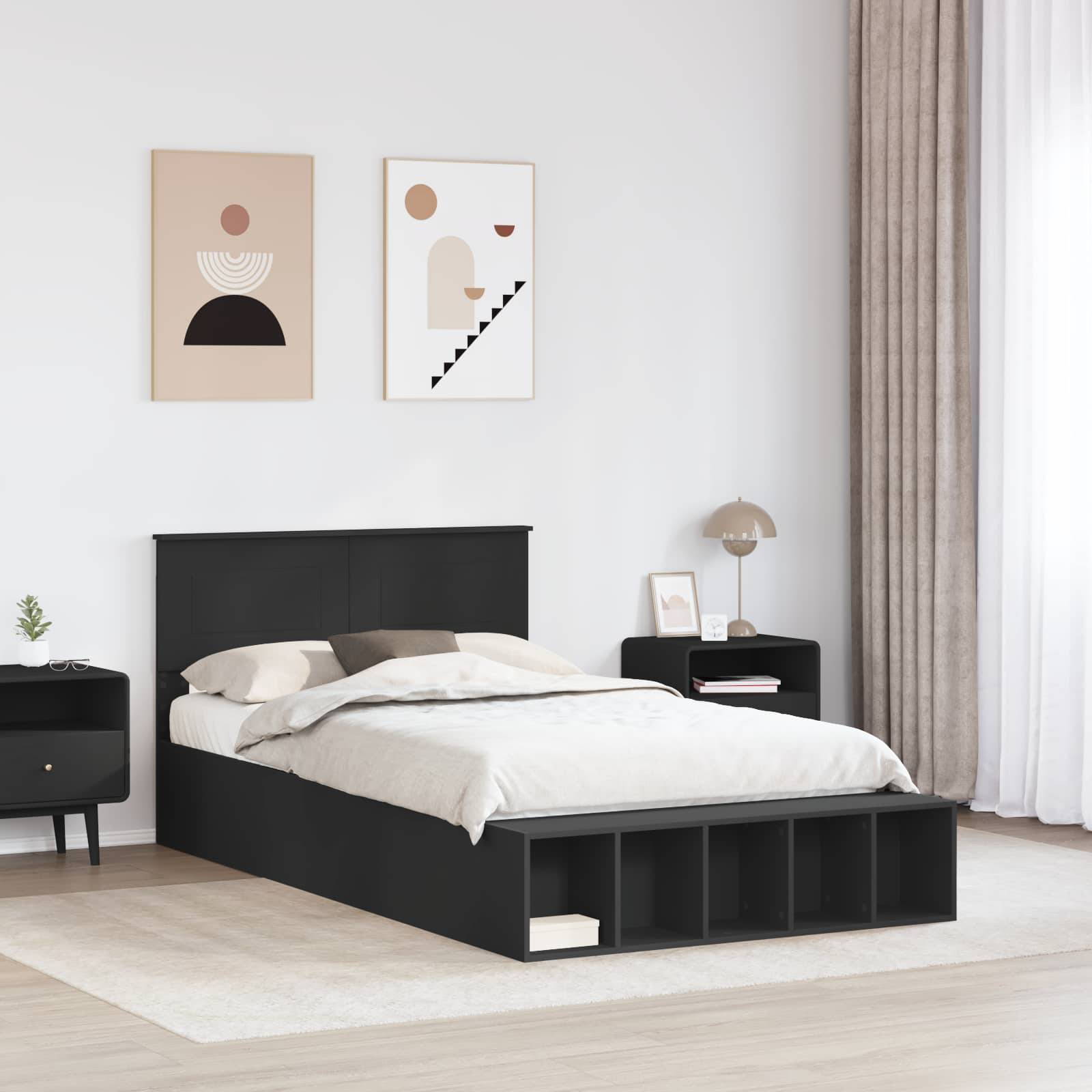 Ein modernes Schlafzimmer mit einem schwarzen Bettgestell, heller Bettwäsche, zwei abstrakten Kunstwerken an der Wand, einem schwarzen Nachttisch und einer Lampe.