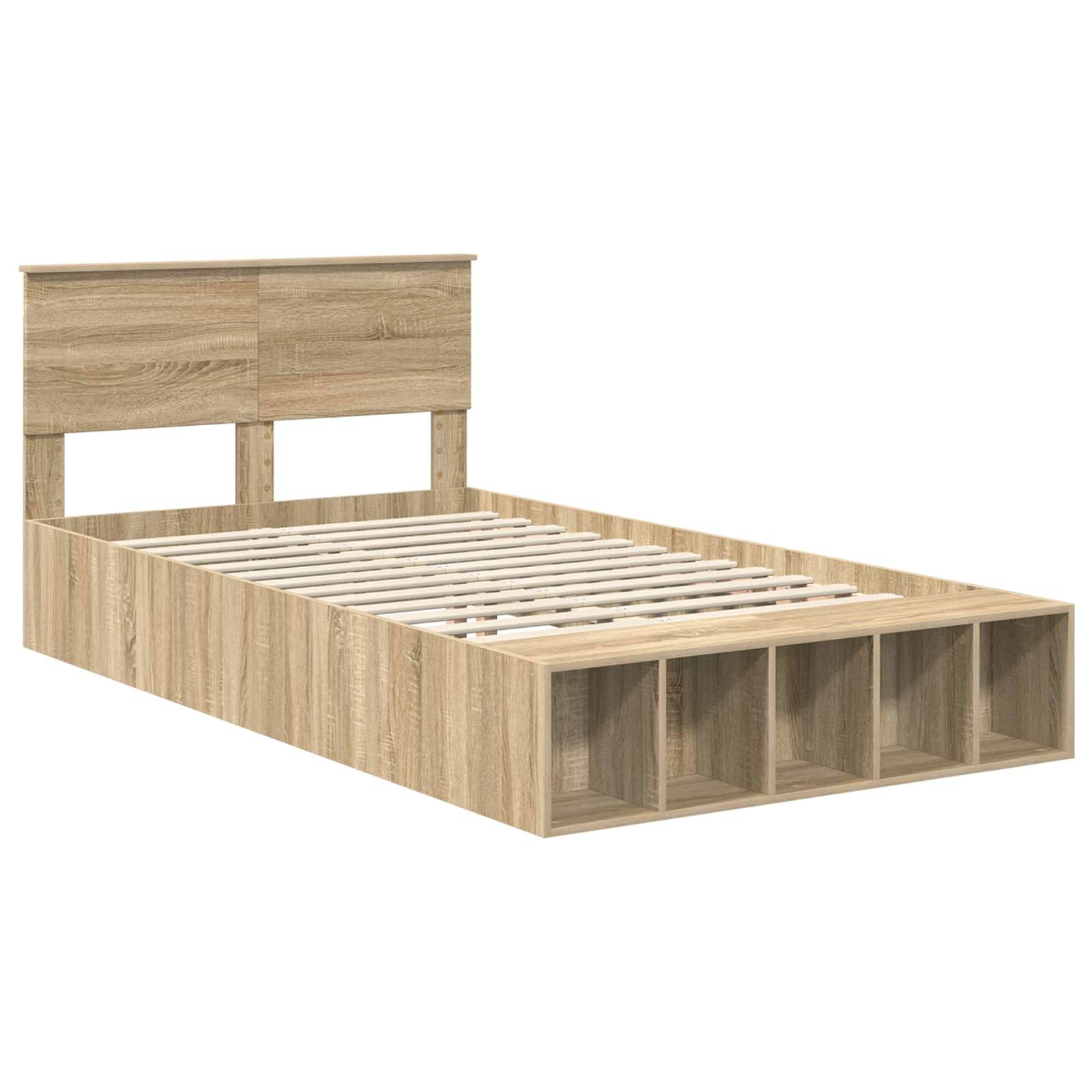 Ein Holzbettgestell mit Kopfteil und vier offenen Stauraum-Fächern am Fußende, aus hellem Holz.
