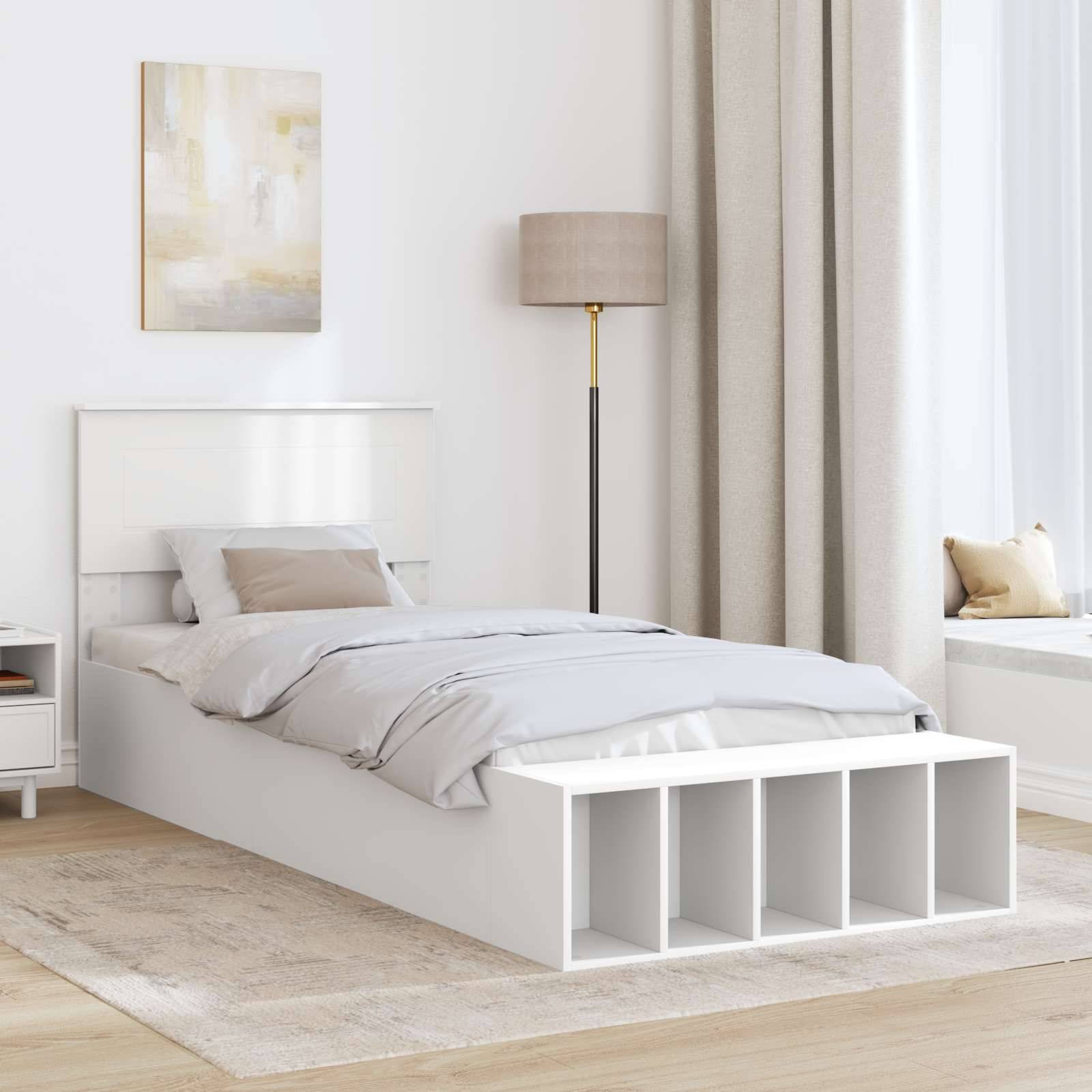 Ein minimalistisches Schlafzimmer mit einem weißen Bett, das Regale zur Aufbewahrung hat, grauer Bettwäsche, einer Stehlampe, einem großen Fenster mit beigen Vorhängen und einem Wandgemälde.