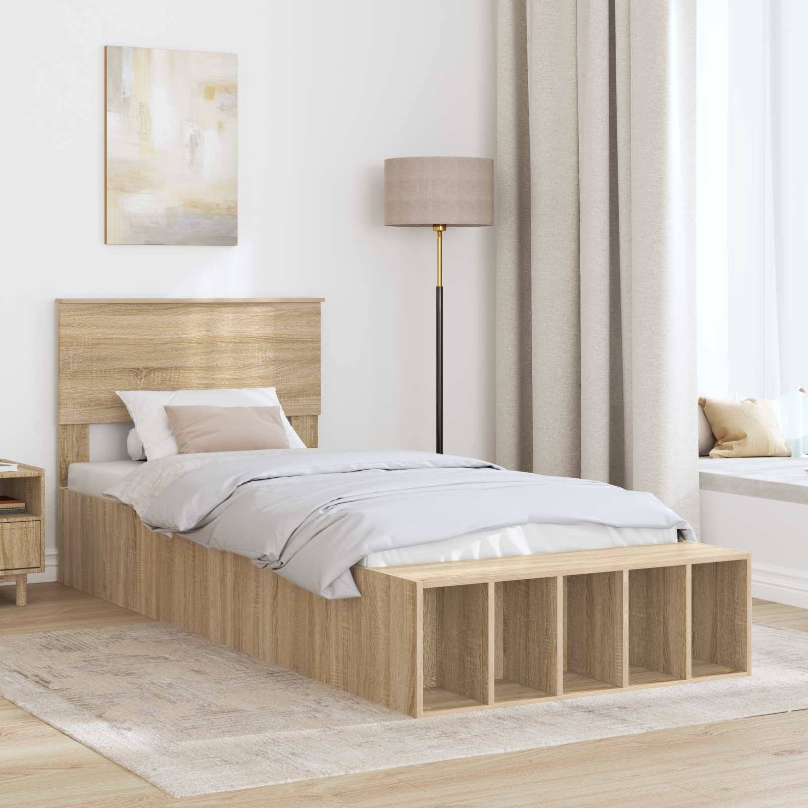 Ein minimalistisches Schlafzimmer mit einem Holzbett mit Stauraum unter dem Bett, einem Nachttisch, einer Lampe, Kunstwerk und einer Fensternische mit Kissen.