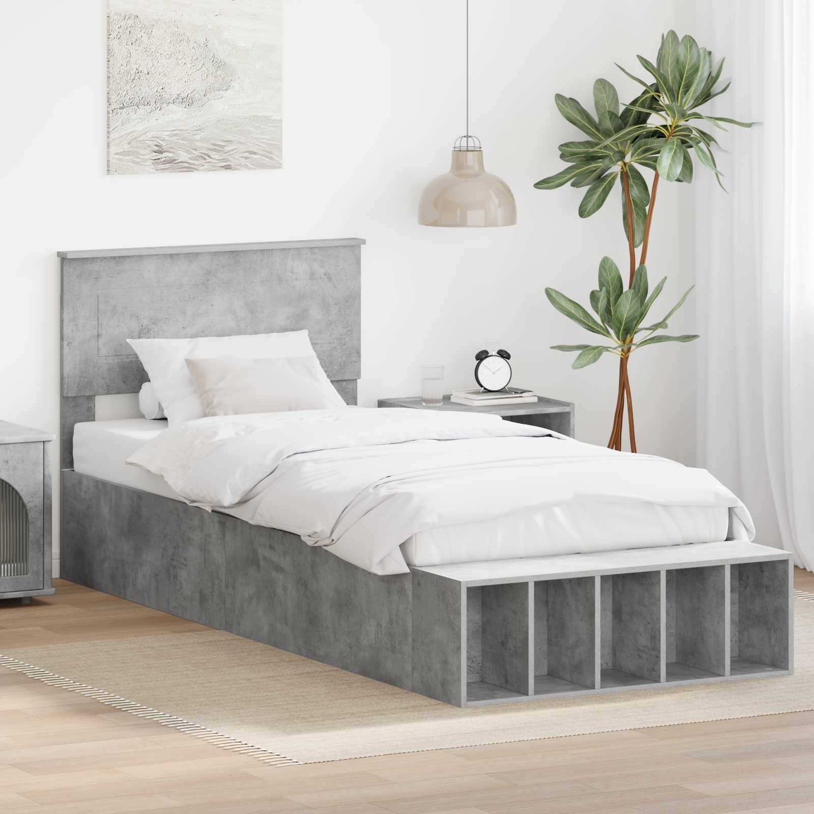 Modernes Schlafzimmer mit einem einzelnen grauen Bett mit Stauraum darunter, weißer Bettwäsche, einer Pflanze, einem Nachttisch und einer hängenden Lampe.