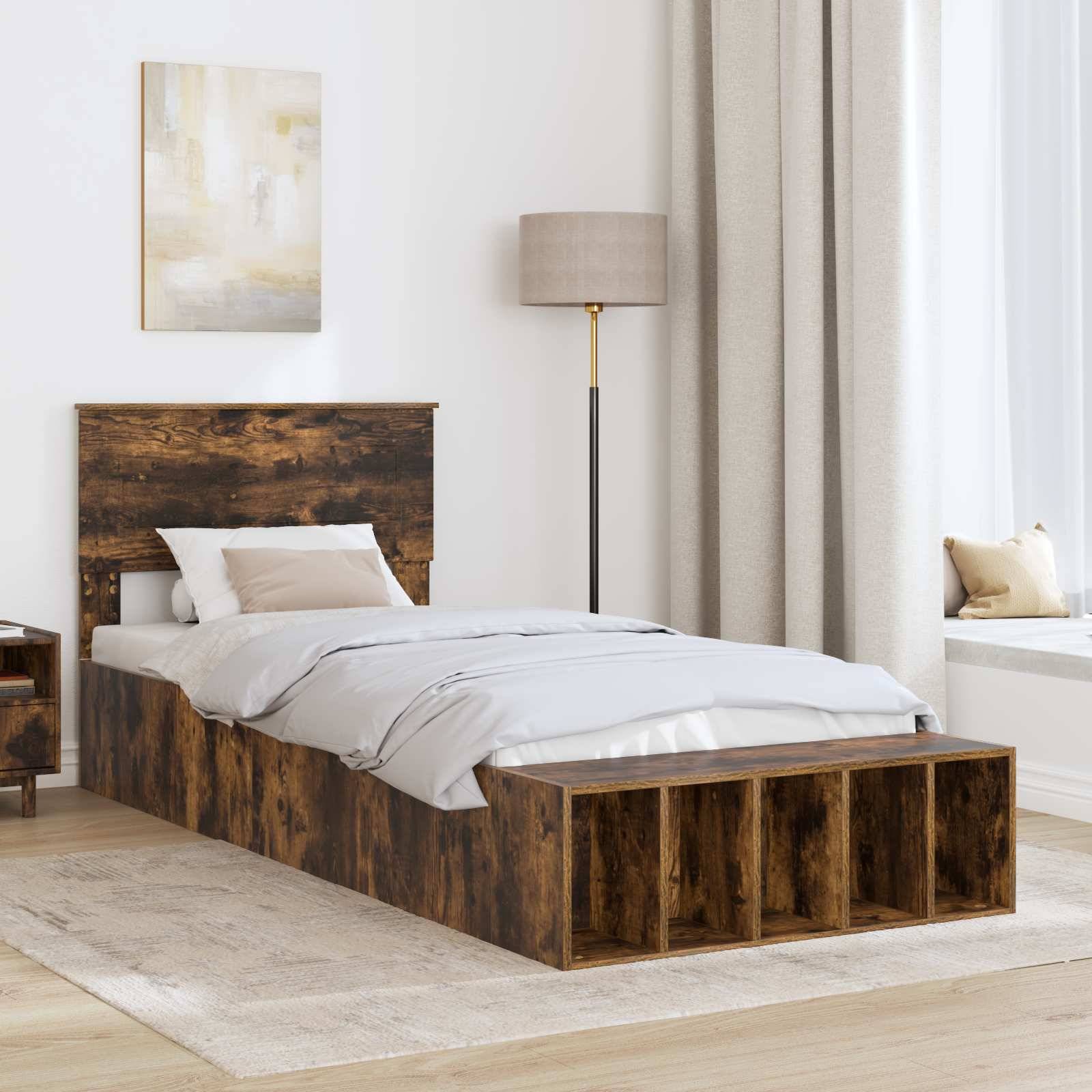 Ein minimalistisches Schlafzimmer zeigt ein Holzbett mit weißer Bettwäsche, eine hohe Stehlampe, eine Fensterbank mit Kissen und ein abstraktes Gemälde an der Wand.