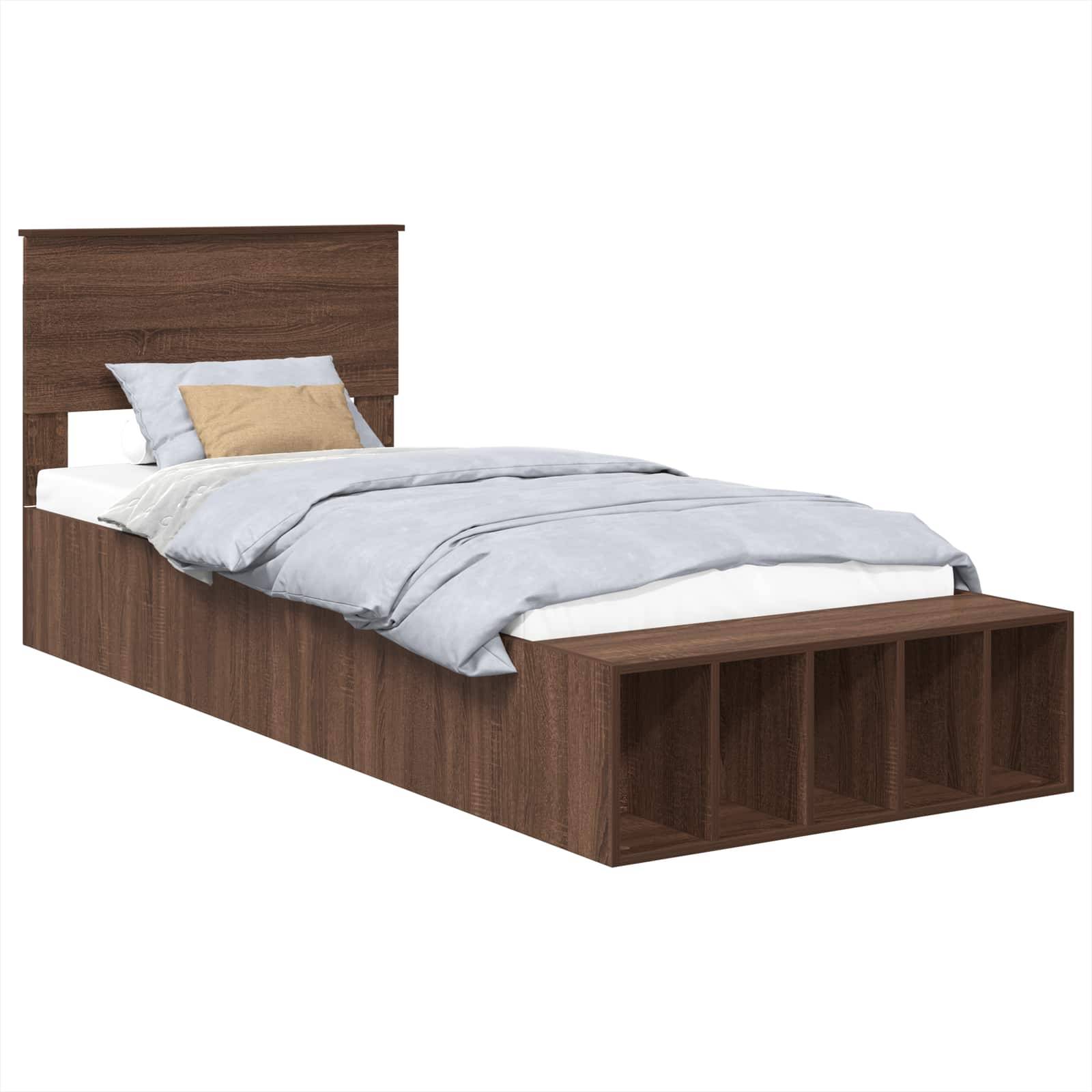 Ein Holz-Einzelbett mit Kopf- und Fußteil, ausgestattet mit integrierten Stauraumregalen am Fußende. Gefertigt in dunkler Holzausführung.