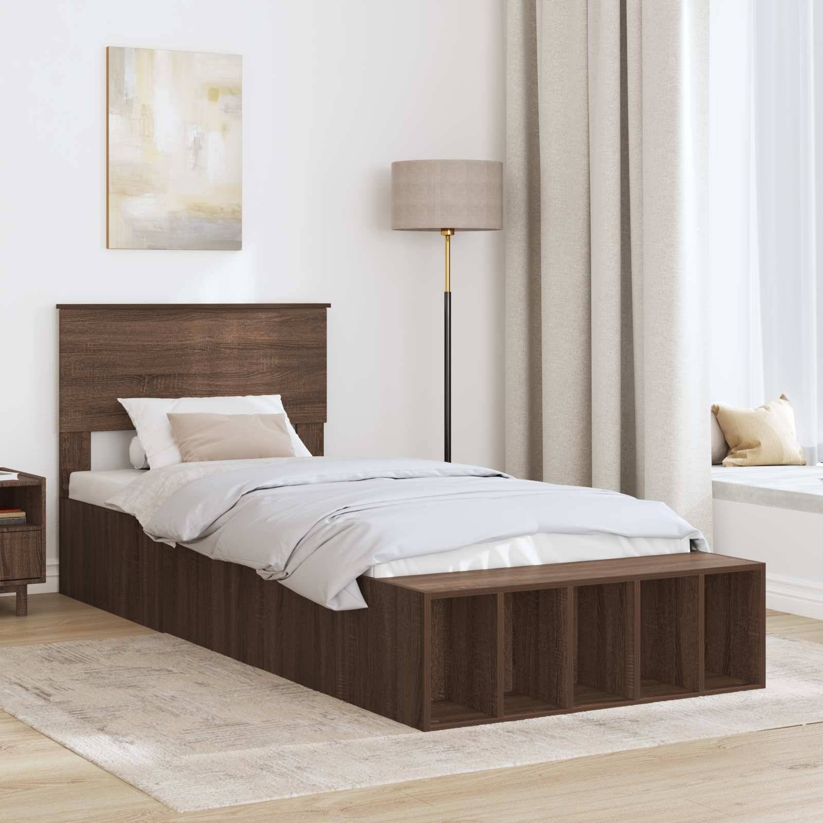Ein gemütliches Schlafzimmer mit einem Holzbett, das mit weißer Bettwäsche ausgestattet ist, und einem Nachttisch. Eine Stehlampe und eine Fensterbank vervollständigen den ruhigen Raum.